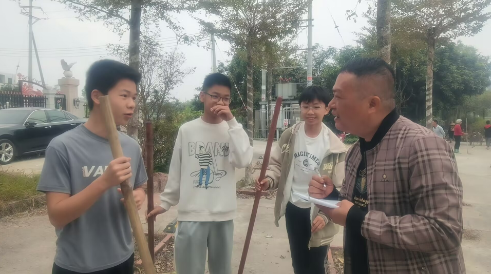 茂南区羊角镇新城下白牛脚村长苏亚进，组织村民塑村容、美村貌，人居环境清洁进行中-14.png