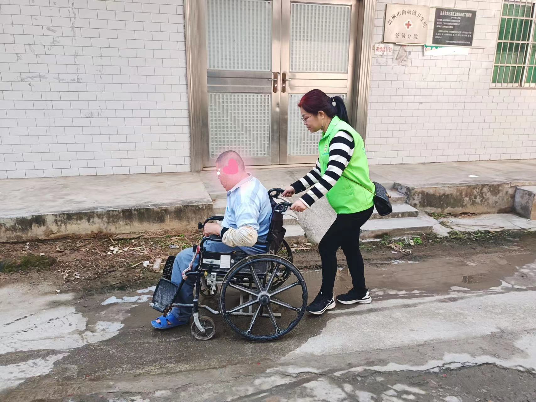 高州市巾帼志愿者协会宣传部开展“迎新春，送温暖，献爱心”志愿服务活动-2.jpg