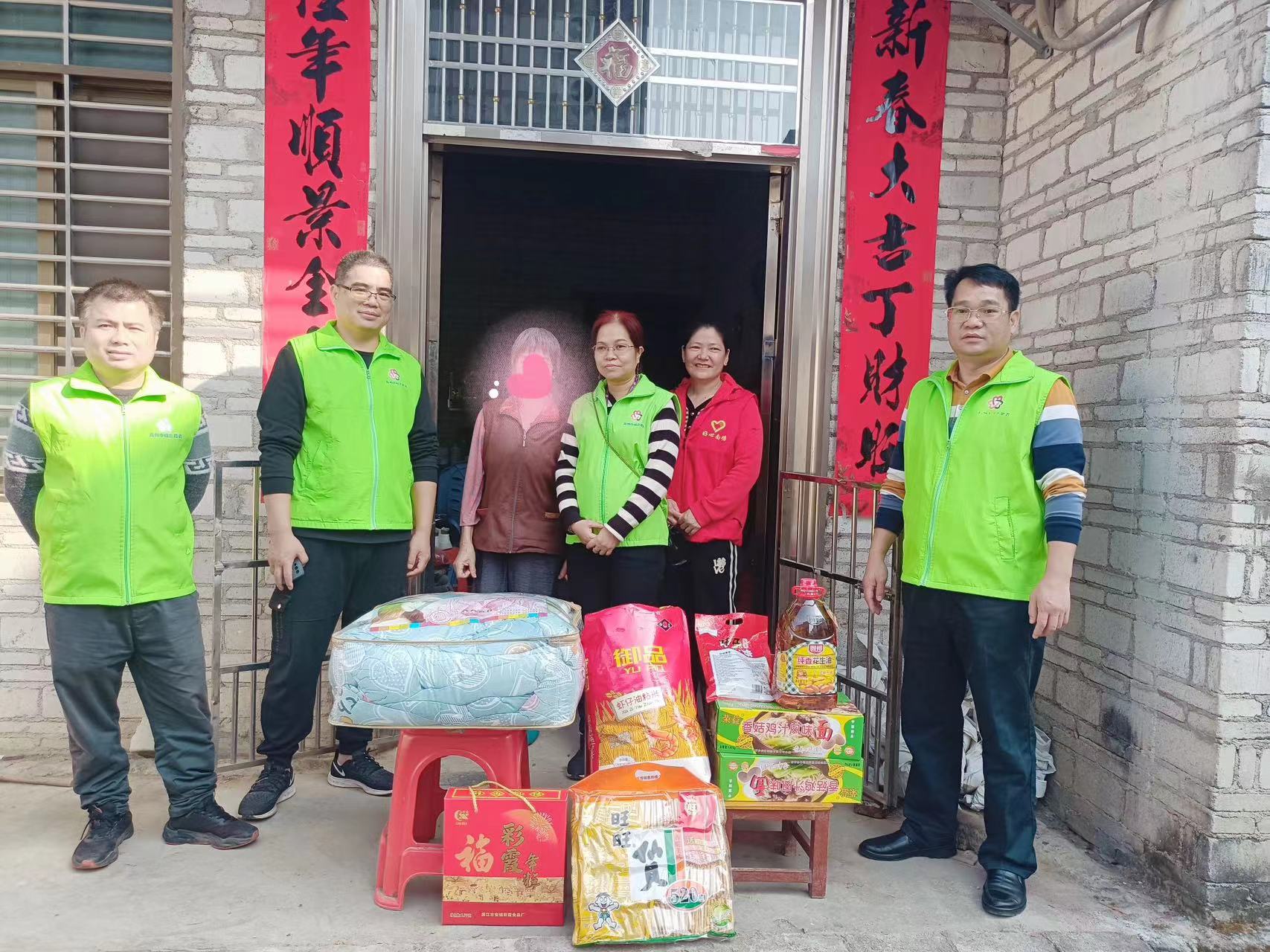 高州市巾帼志愿者协会宣传部开展“迎新春，送温暖，献爱心”志愿服务活动-10.jpg