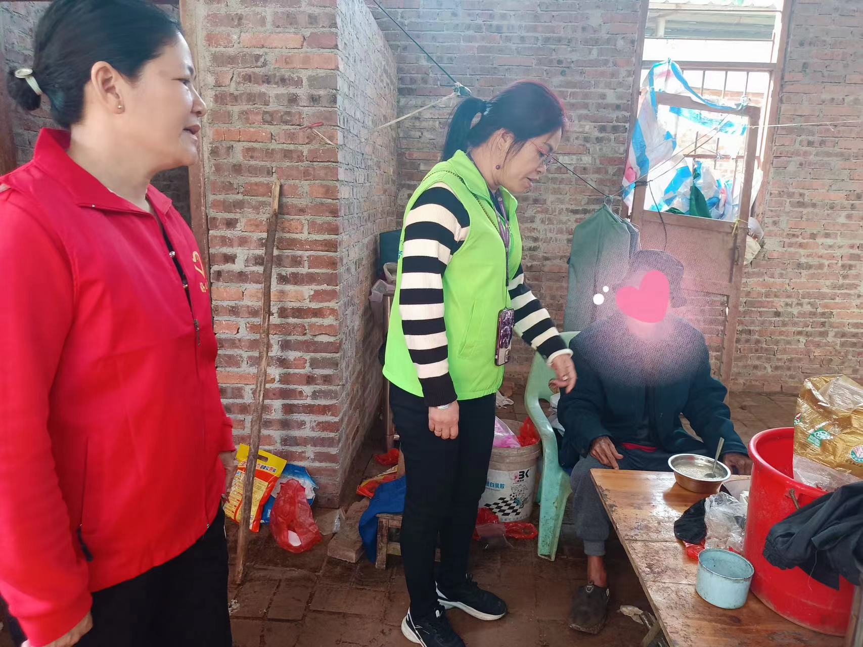 高州市巾帼志愿者协会宣传部开展“迎新春，送温暖，献爱心”志愿服务活动-16.jpg