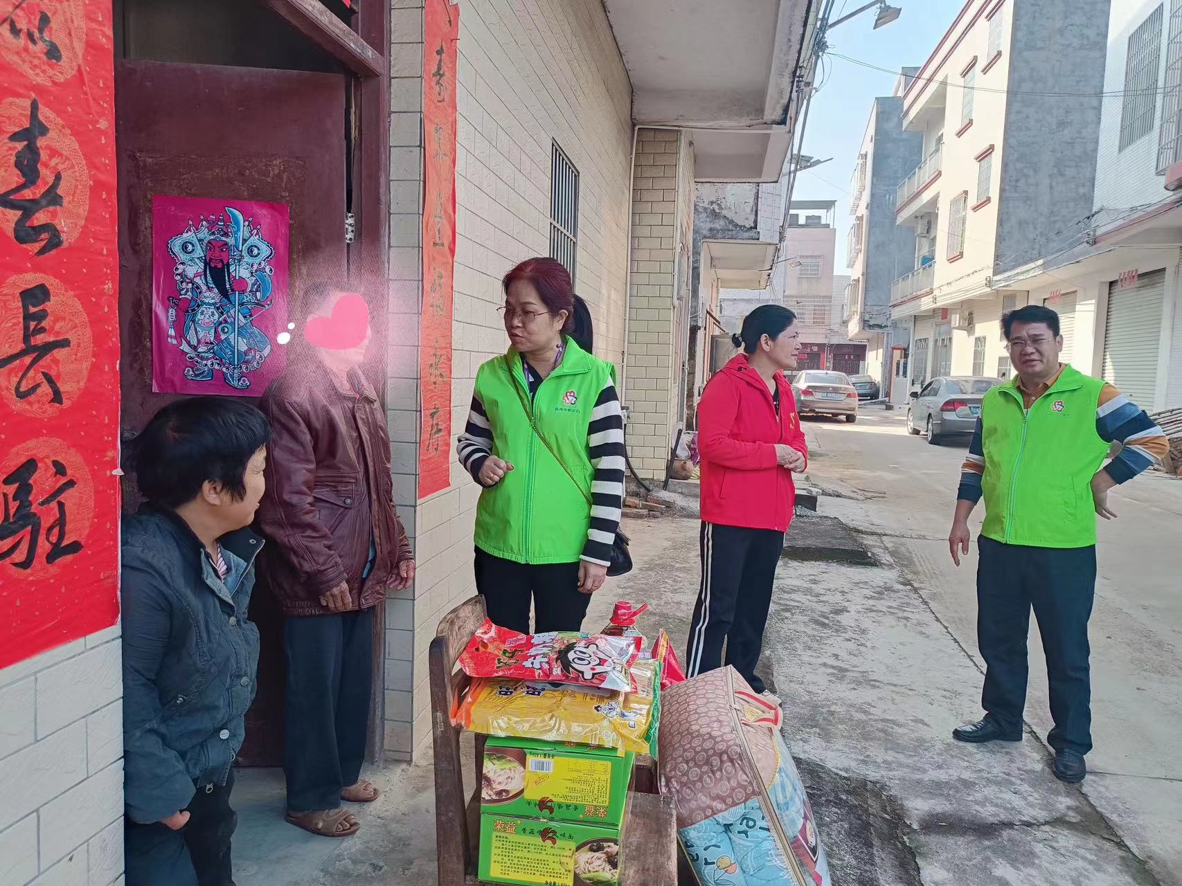 高州市巾帼志愿者协会宣传部开展“迎新春，送温暖，献爱心”志愿服务活动-9.jpg