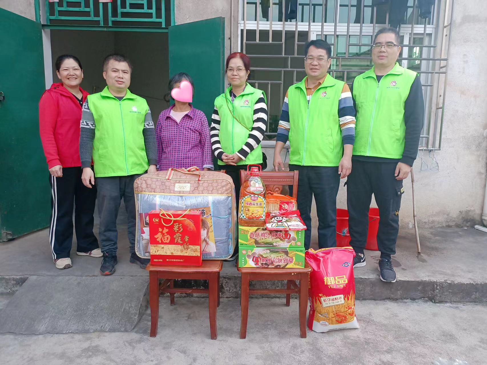 高州市巾帼志愿者协会宣传部开展“迎新春，送温暖，献爱心”志愿服务活动-6.jpg