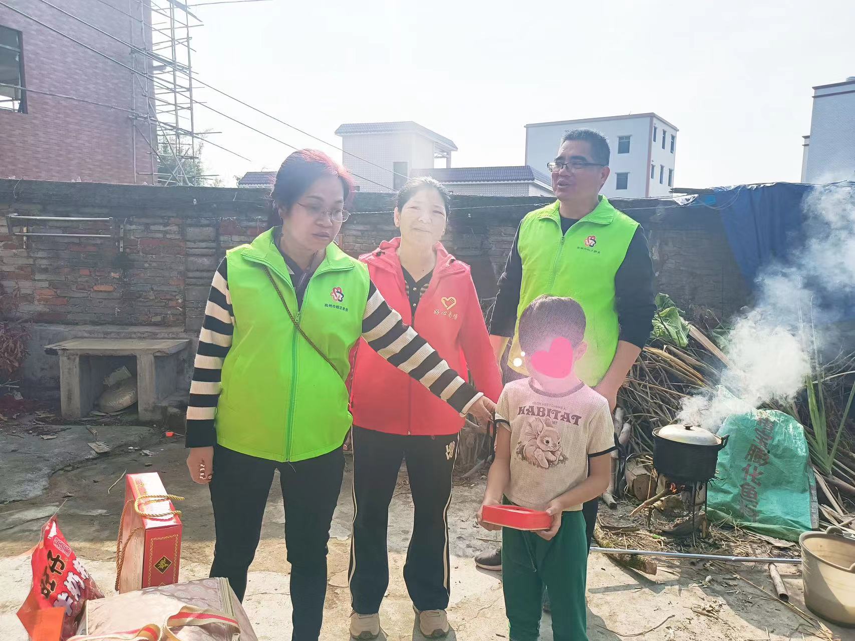 高州市巾帼志愿者协会宣传部开展“迎新春，送温暖，献爱心”志愿服务活动-12.jpg