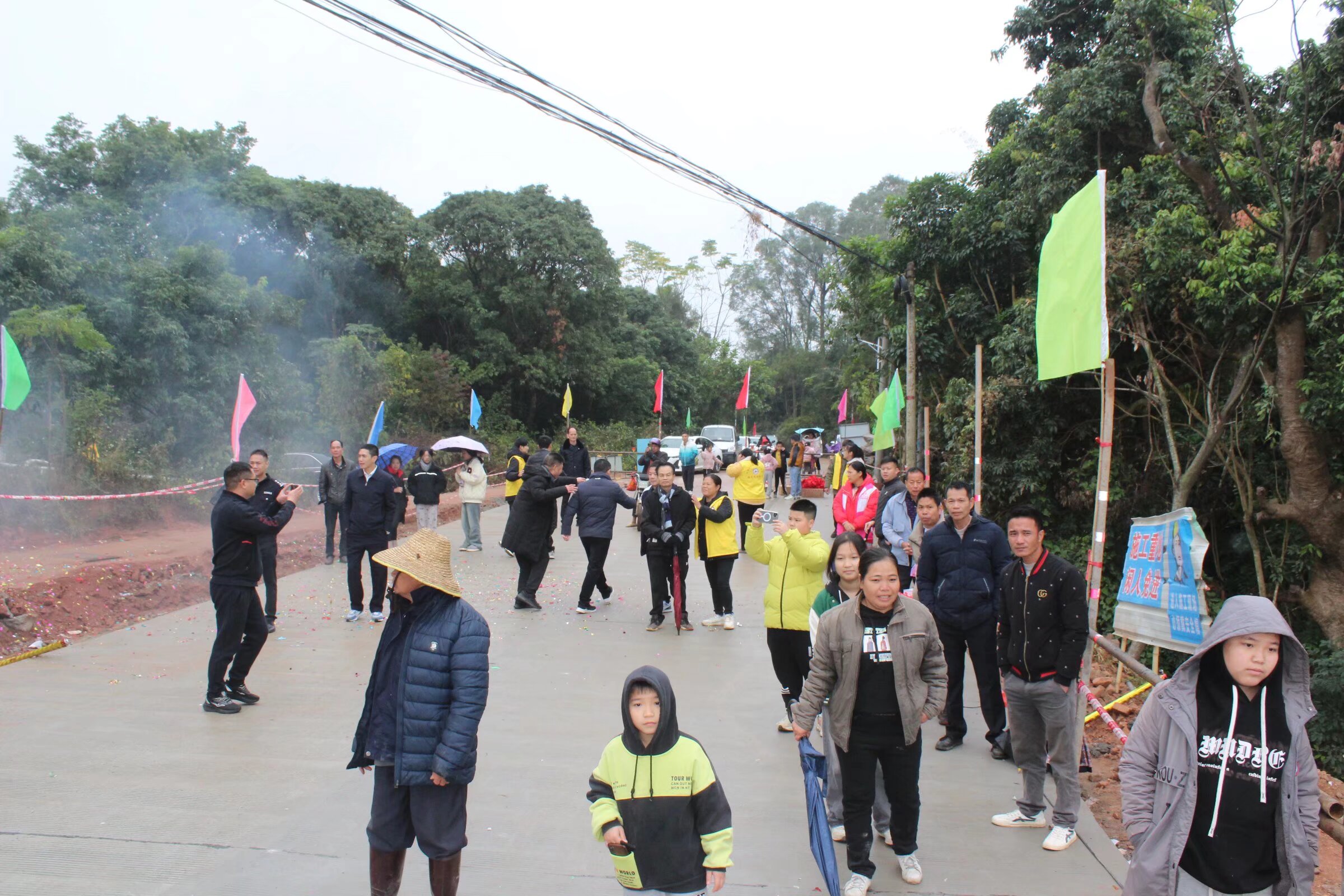 罗曾书记宣布下底琅新桥通车的同时，群众的掌声和欢呼声以及喜兴鞭炮声响声一片，群众的幸福感满满的！感恩政府！令群众有个开心、安全、宽畅愉快的出行环境-1.jpg