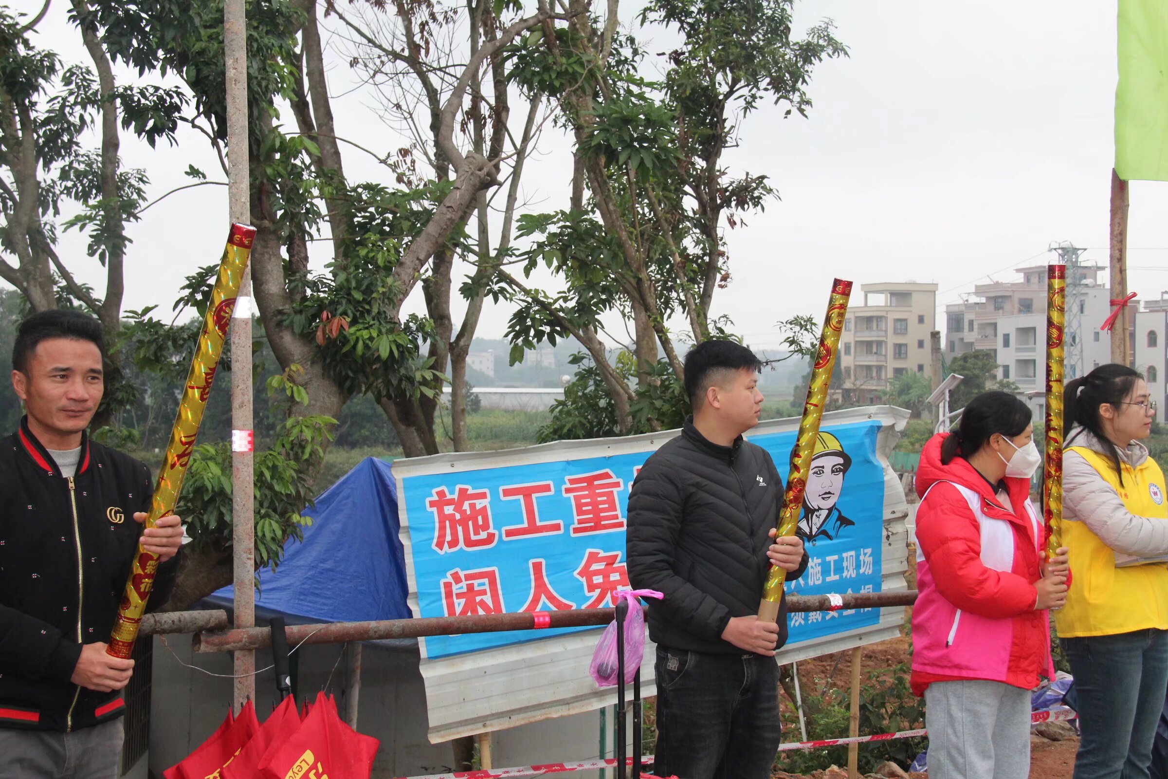罗曾书记宣布下底琅新桥通车的同时，群众的掌声和欢呼声以及喜兴鞭炮声响声一片，群众的幸福感满满的！感恩政府！令群众有个开心、安全、宽畅愉快的出行环境-5.jpg