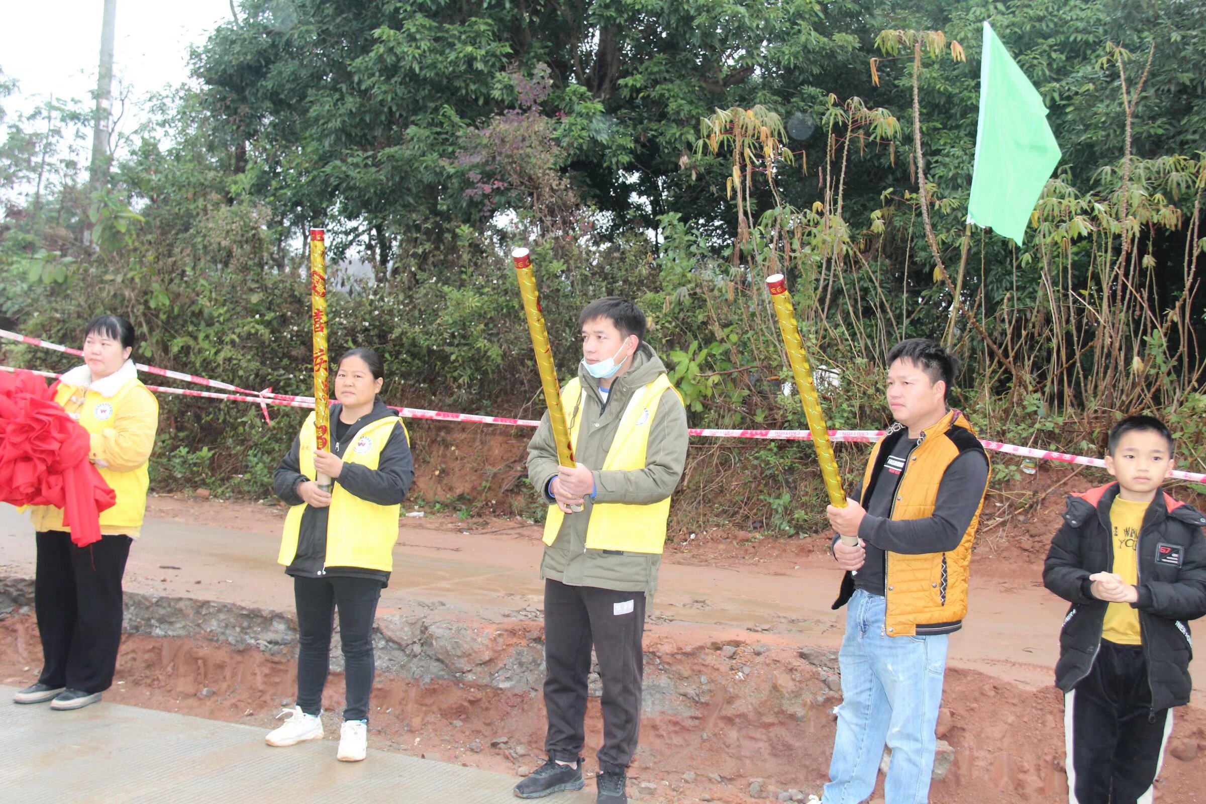 罗曾书记宣布下底琅新桥通车的同时，群众的掌声和欢呼声以及喜兴鞭炮声响声一片，群众的幸福感满满的！感恩政府！令群众有个开心、安全、宽畅愉快的出行环境-4.jpg