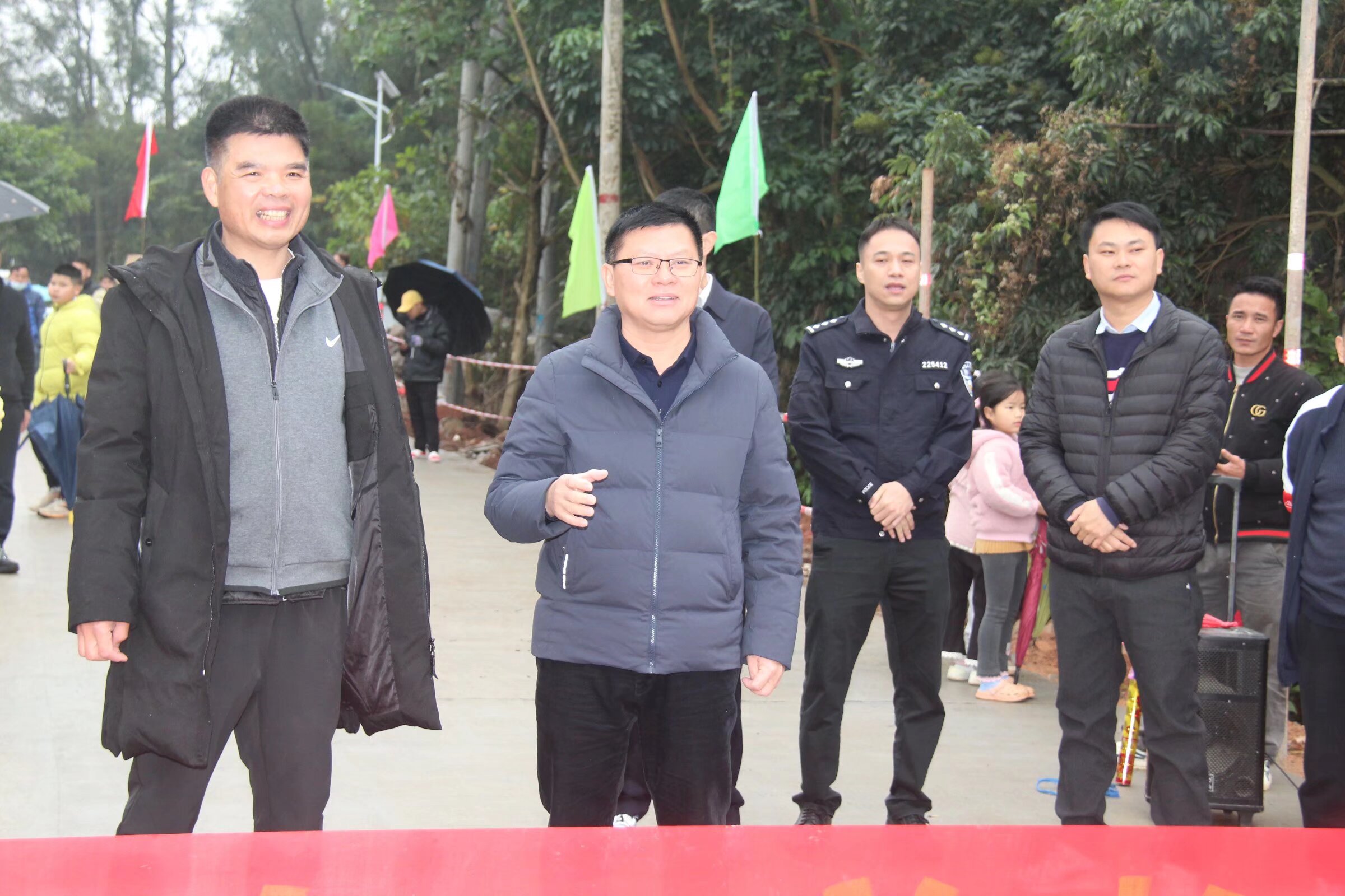 罗曾书记宣布下底琅新桥通车的同时，群众的掌声和欢呼声以及喜兴鞭炮声响声一片，群众的幸福感满满的！感恩政府！令群众有个开心、安全、宽畅愉快的出行环境-3.jpg