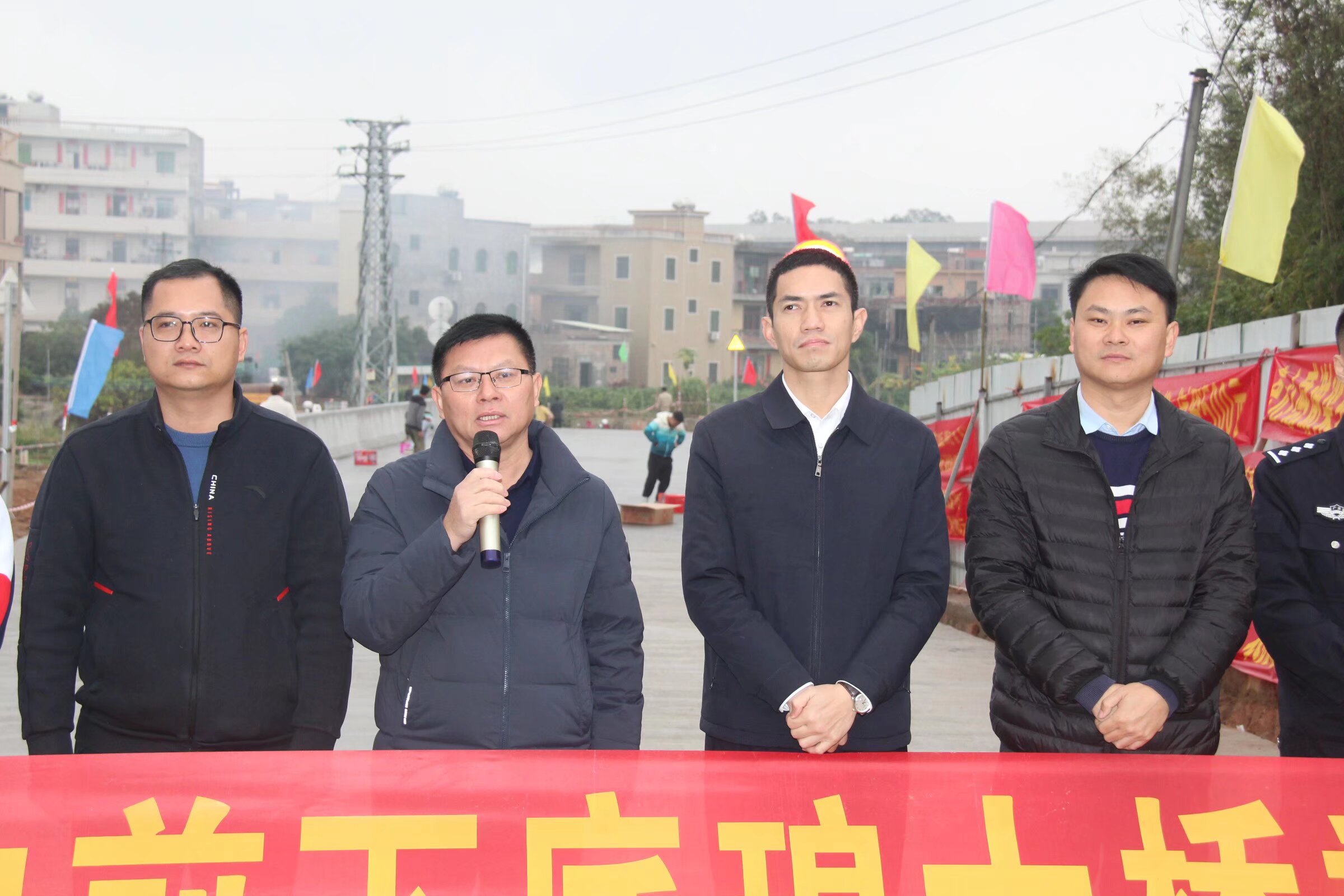 罗曾书记宣布下底琅新桥通车的同时，群众的掌声和欢呼声以及喜兴鞭炮声响声一片，群众的幸福感满满的！感恩政府！令群众有个开心、安全、宽畅愉快的出行环境-12.jpg