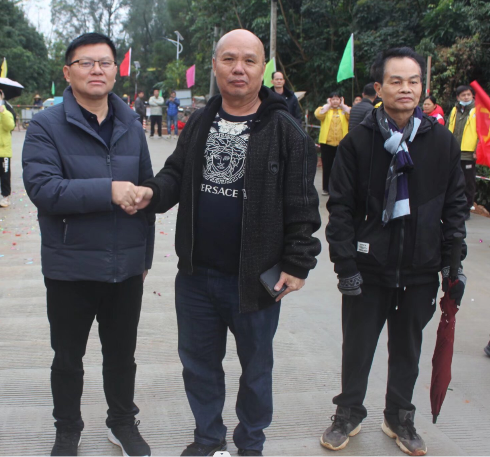 罗曾书记宣布下底琅新桥通车的同时，群众的掌声和欢呼声以及喜兴鞭炮声响声一片，群众的幸福感满满的！感恩政府！令群众有个开心、安全、宽畅愉快的出行环境-13.png