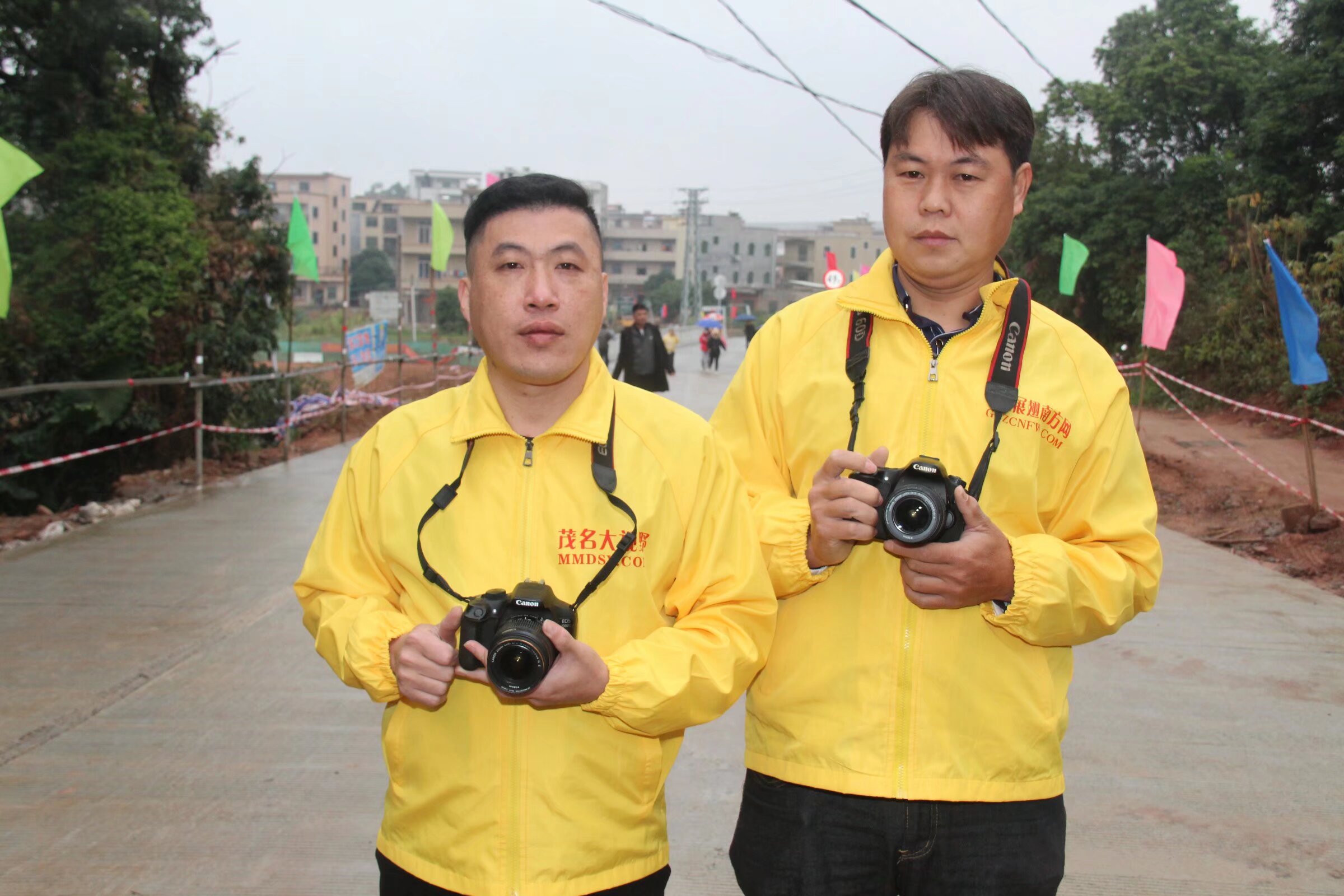 罗曾书记宣布下底琅新桥通车的同时，群众的掌声和欢呼声以及喜兴鞭炮声响声一片，群众的幸福感满满的！感恩政府！令群众有个开心、安全、宽畅愉快的出行环境-7.jpg