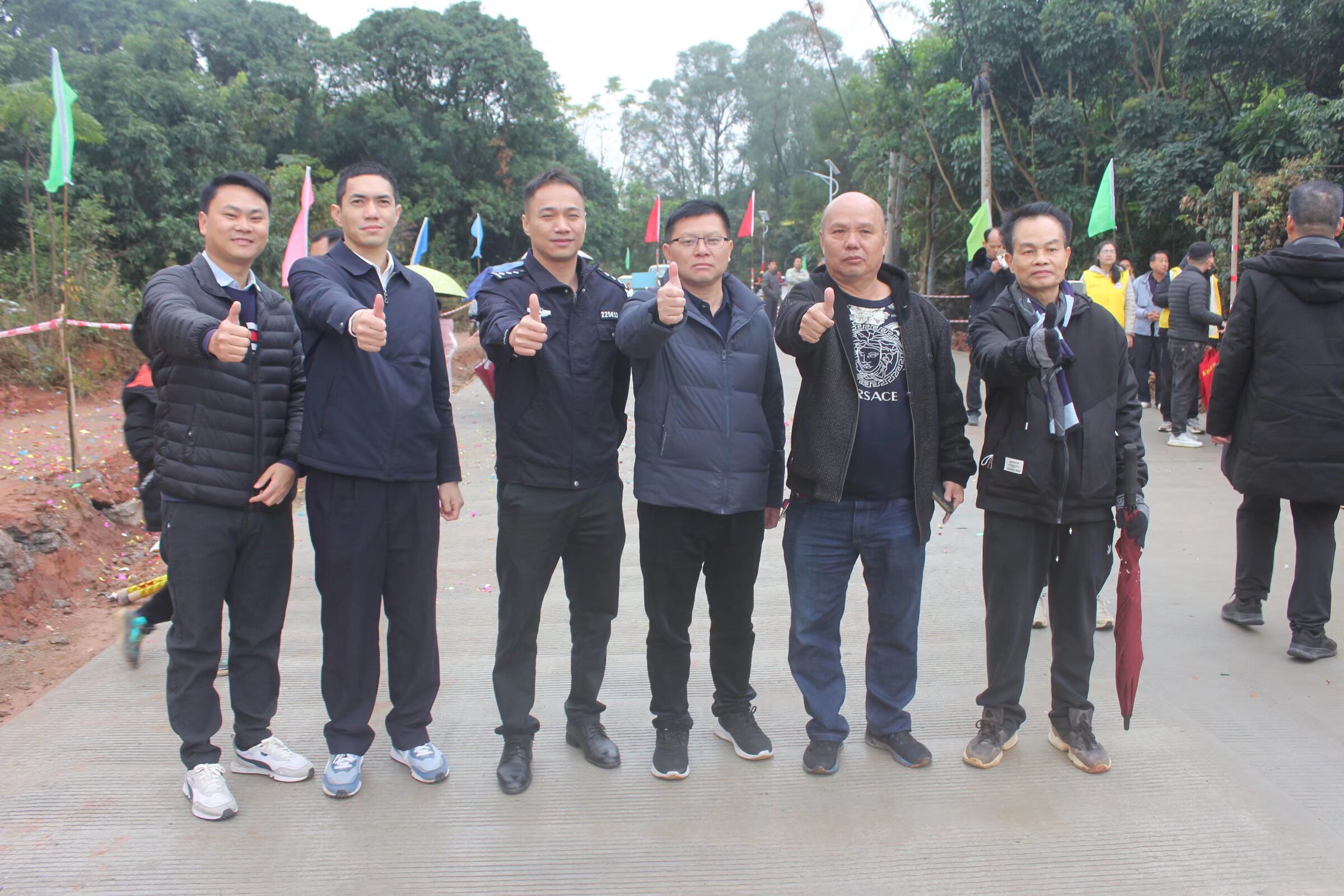 罗曾书记宣布下底琅新桥通车的同时，群众的掌声和欢呼声以及喜兴鞭炮声响声一片，群众的幸福感满满的！感恩政府！令群众有个开心、安全、宽畅愉快的出行环境-14.jpg