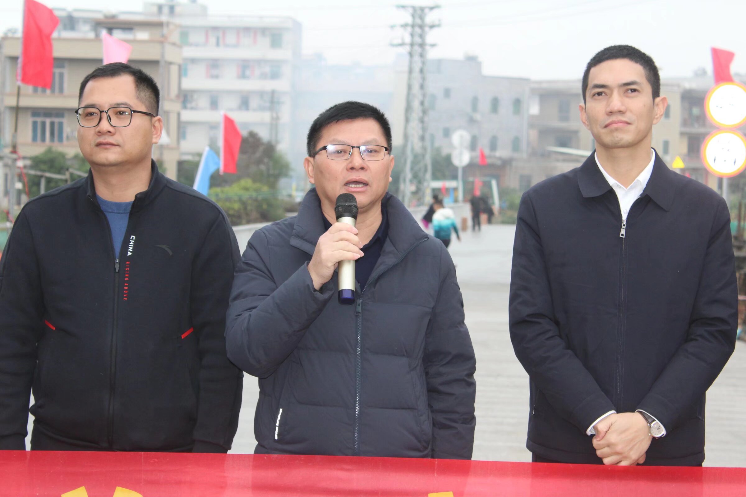 罗曾书记宣布下底琅新桥通车的同时，群众的掌声和欢呼声以及喜兴鞭炮声响声一片，群众的幸福感满满的！感恩政府！令群众有个开心、安全、宽畅愉快的出行环境-11.jpg