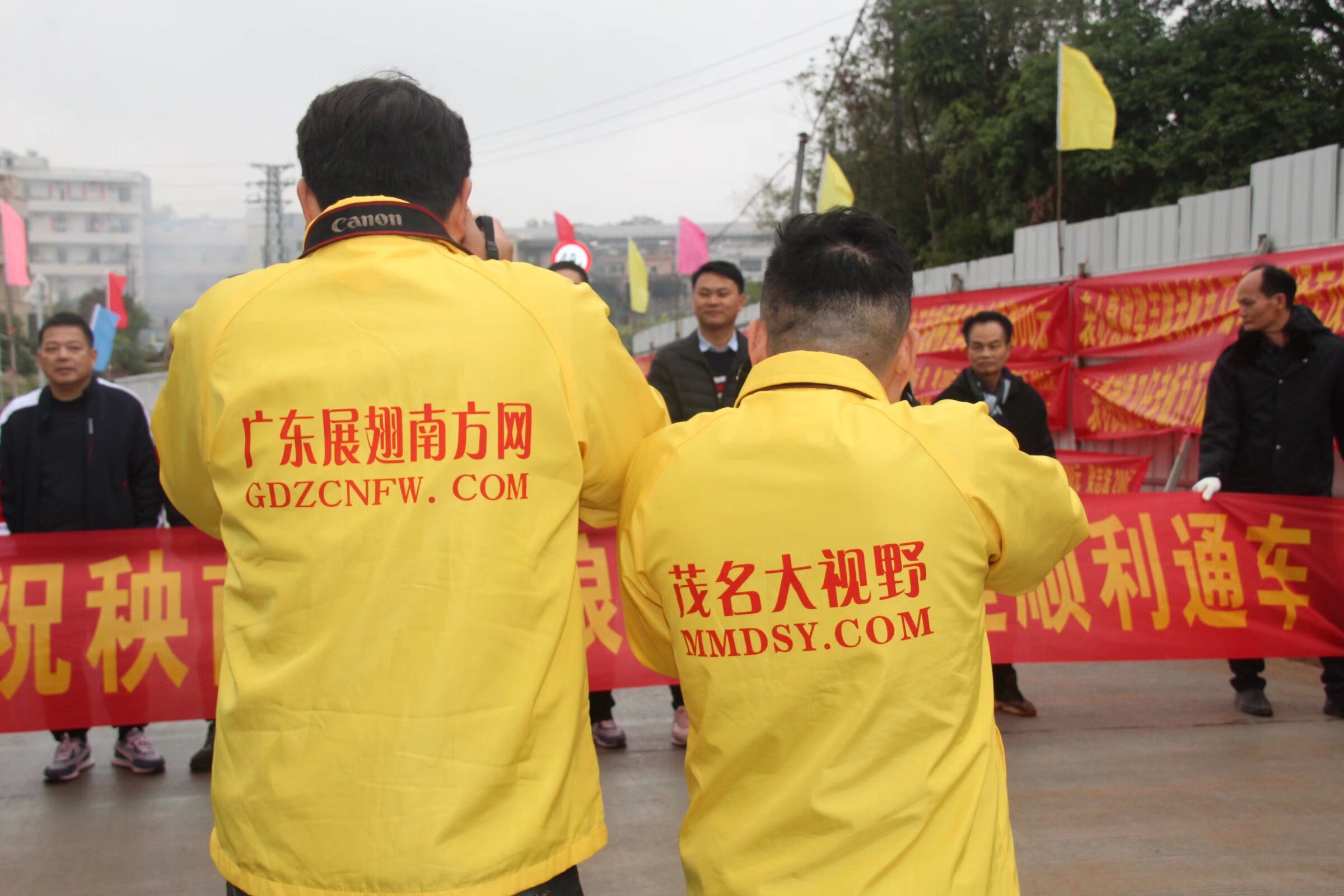 罗曾书记宣布下底琅新桥通车的同时，群众的掌声和欢呼声以及喜兴鞭炮声响声一片，群众的幸福感满满的！感恩政府！令群众有个开心、安全、宽畅愉快的出行环境-10.jpg