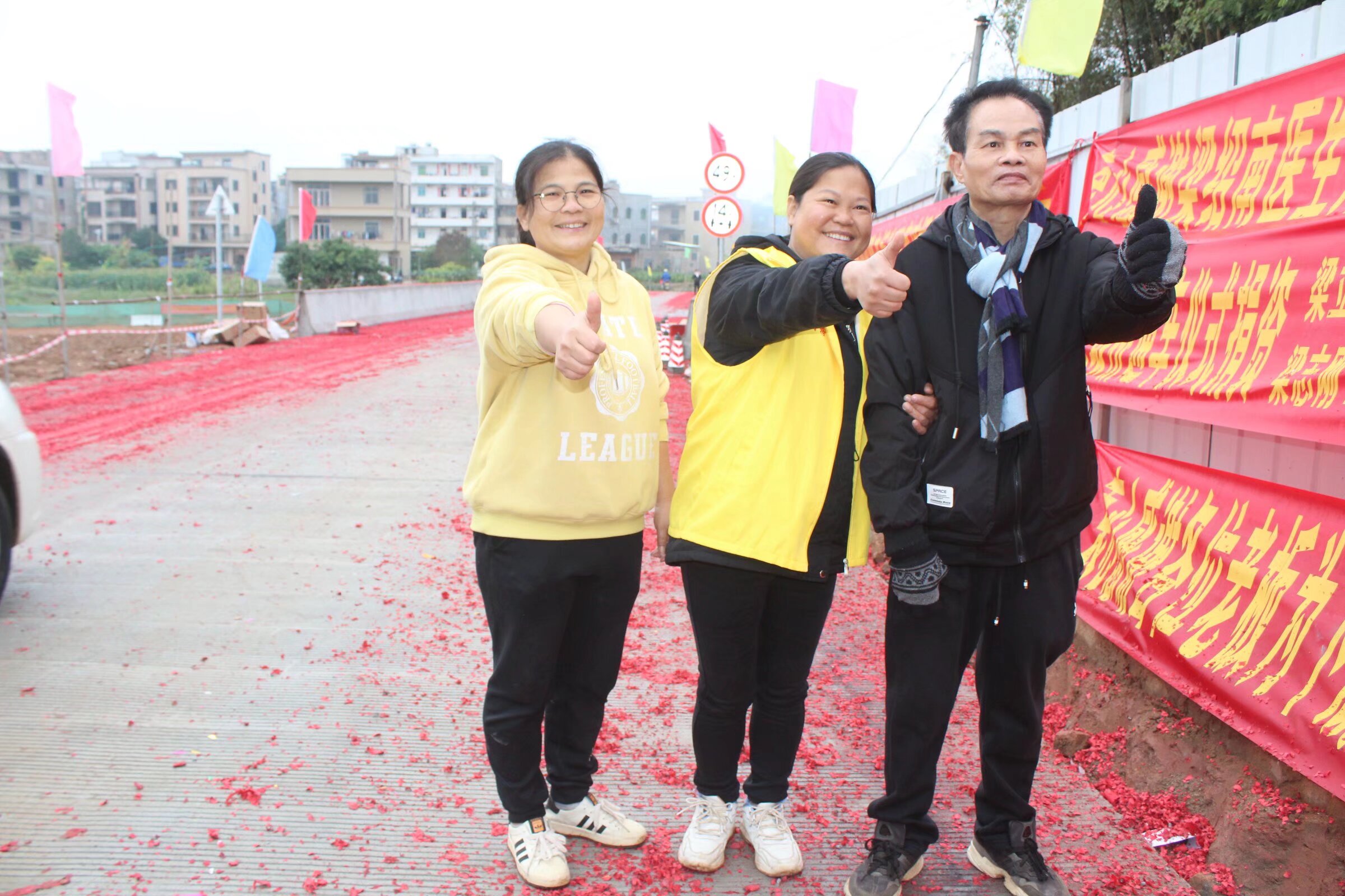 罗曾书记宣布下底琅新桥通车的同时，群众的掌声和欢呼声以及喜兴鞭炮声响声一片，群众的幸福感满满的！感恩政府！令群众有个开心、安全、宽畅愉快的出行环境-24.jpg