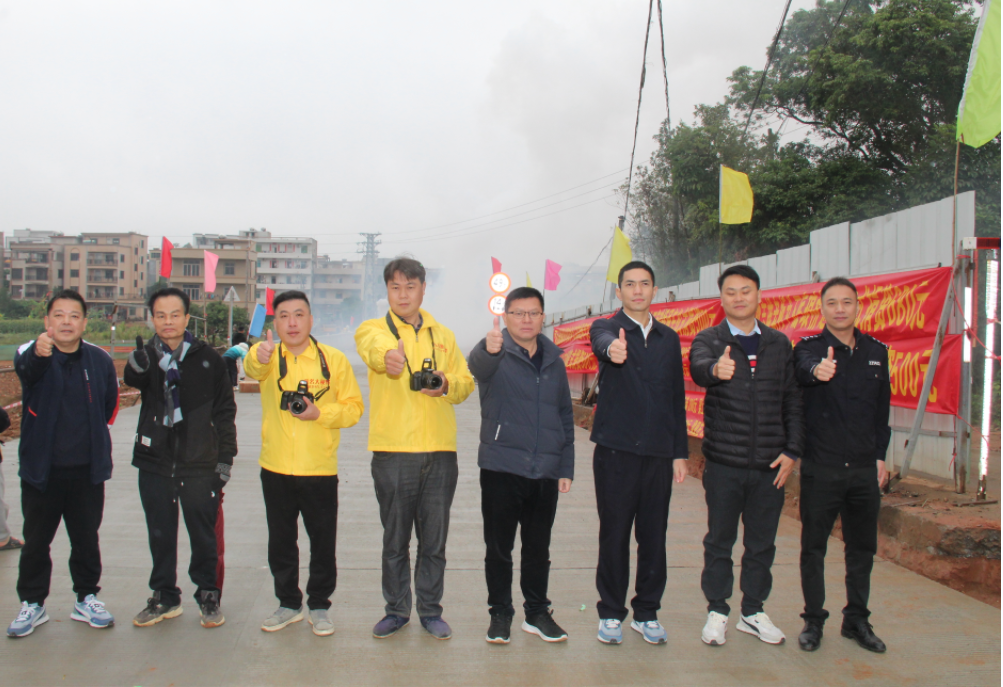 罗曾书记宣布下底琅新桥通车的同时，群众的掌声和欢呼声以及喜兴鞭炮声响声一片，群众的幸福感满满的！感恩政府！令群众有个开心、安全、宽畅愉快的出行环境-16.png