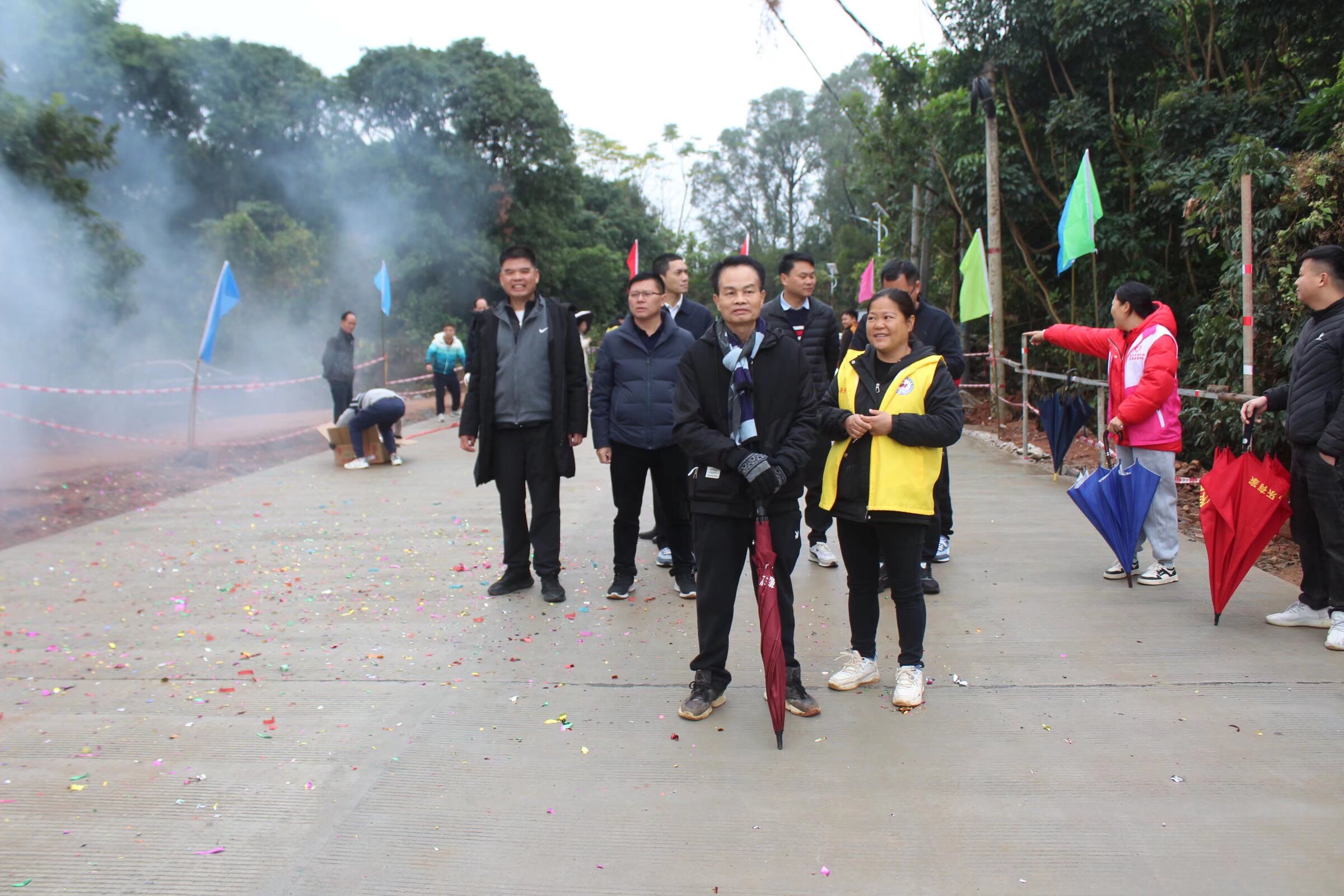 罗曾书记宣布下底琅新桥通车的同时，群众的掌声和欢呼声以及喜兴鞭炮声响声一片，群众的幸福感满满的！感恩政府！令群众有个开心、安全、宽畅愉快的出行环境-23.jpg