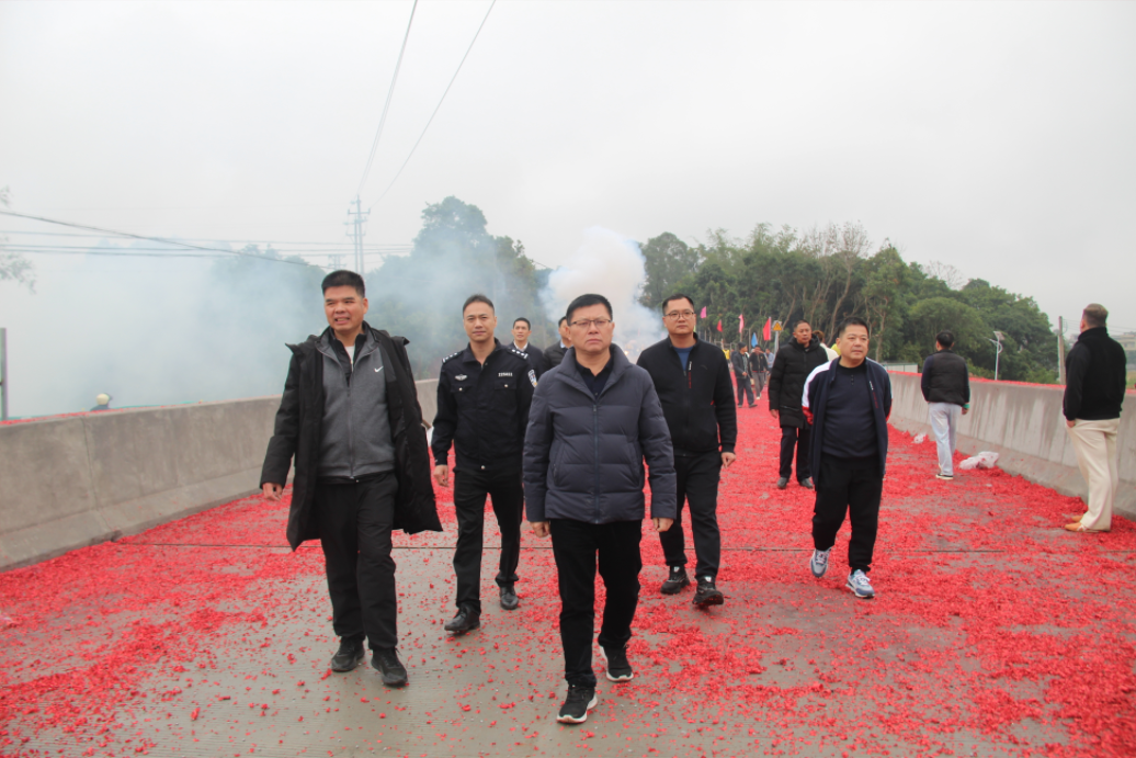 罗曾书记宣布下底琅新桥通车的同时，群众的掌声和欢呼声以及喜兴鞭炮声响声一片，群众的幸福感满满的！感恩政府！令群众有个开心、安全、宽畅愉快的出行环境-18.png