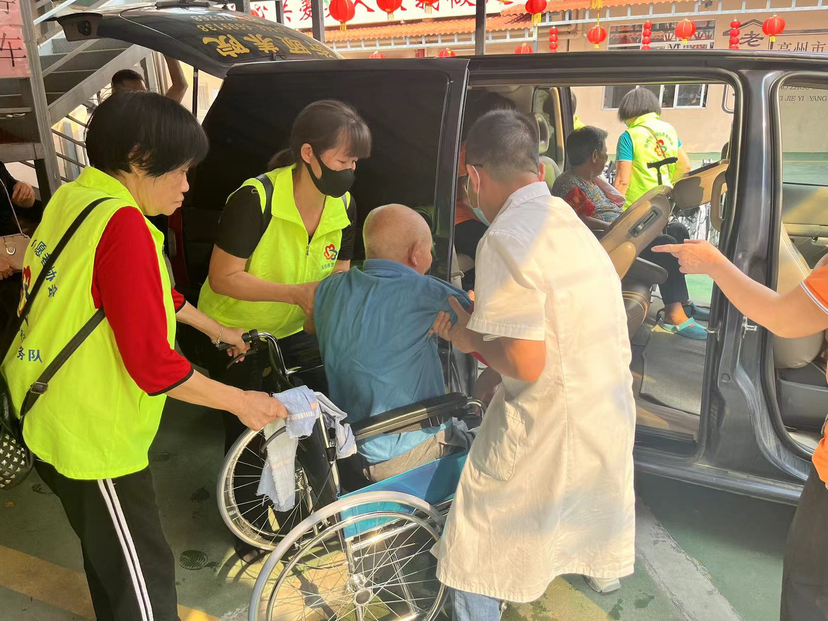 高州市巾帼志愿者协会宣传部联合喜鹊桥志愿队携手高州市北街颐养院开展“爱驻夕阳，关爱老人”志愿服务活动-5.jpg