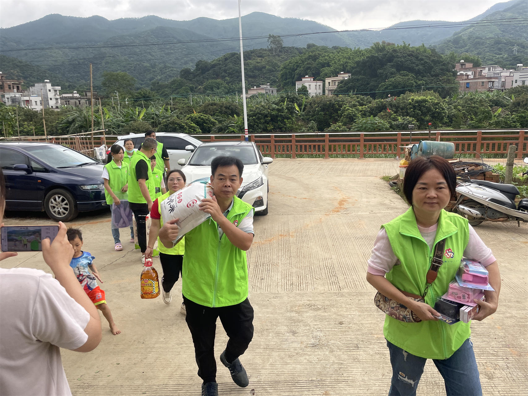 高州市巾帼志愿者协会宣传部开展“心手相牵 快乐成长”关爱困境儿童志愿活动-2.jpg