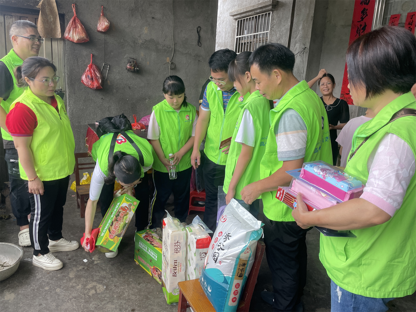 高州市巾帼志愿者协会宣传部开展“心手相牵 快乐成长”关爱困境儿童志愿活动-5.jpg