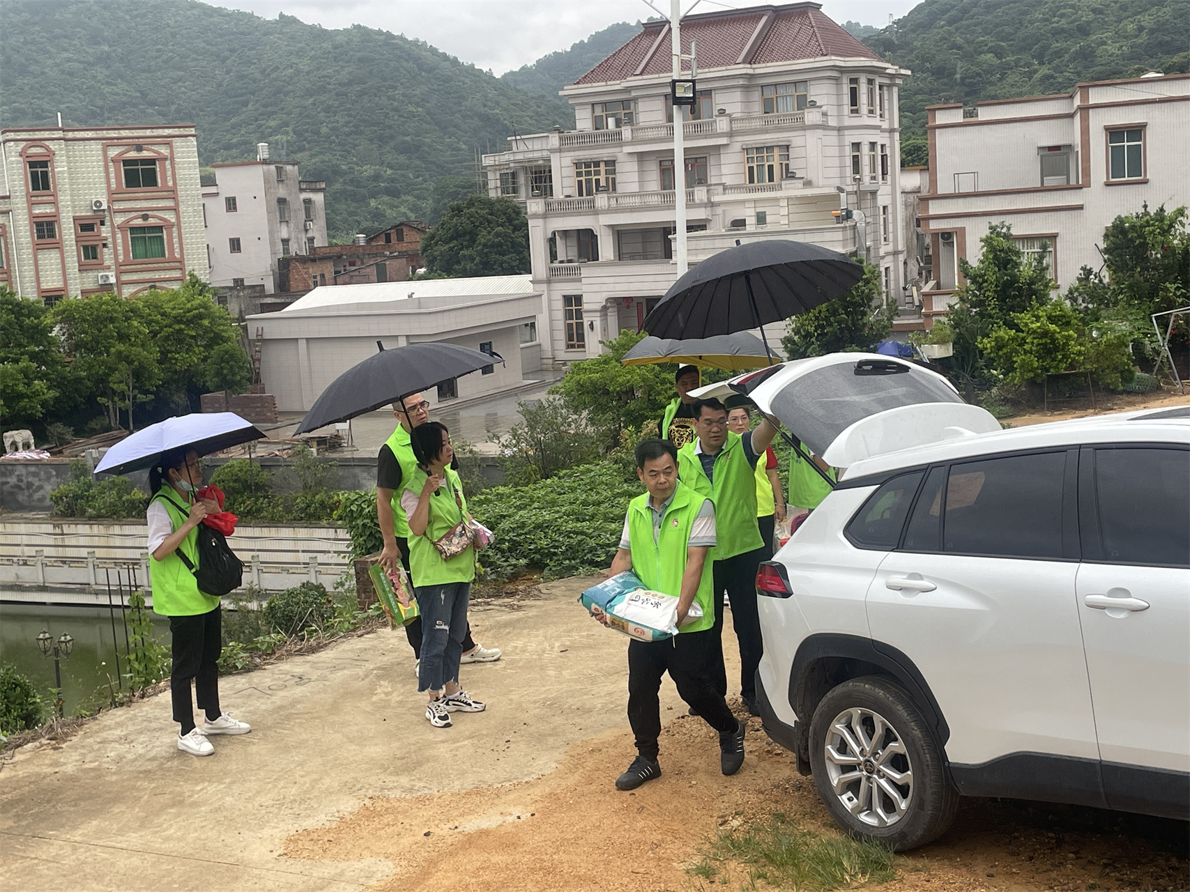 高州市巾帼志愿者协会宣传部开展“心手相牵 快乐成长”关爱困境儿童志愿活动-3.jpg