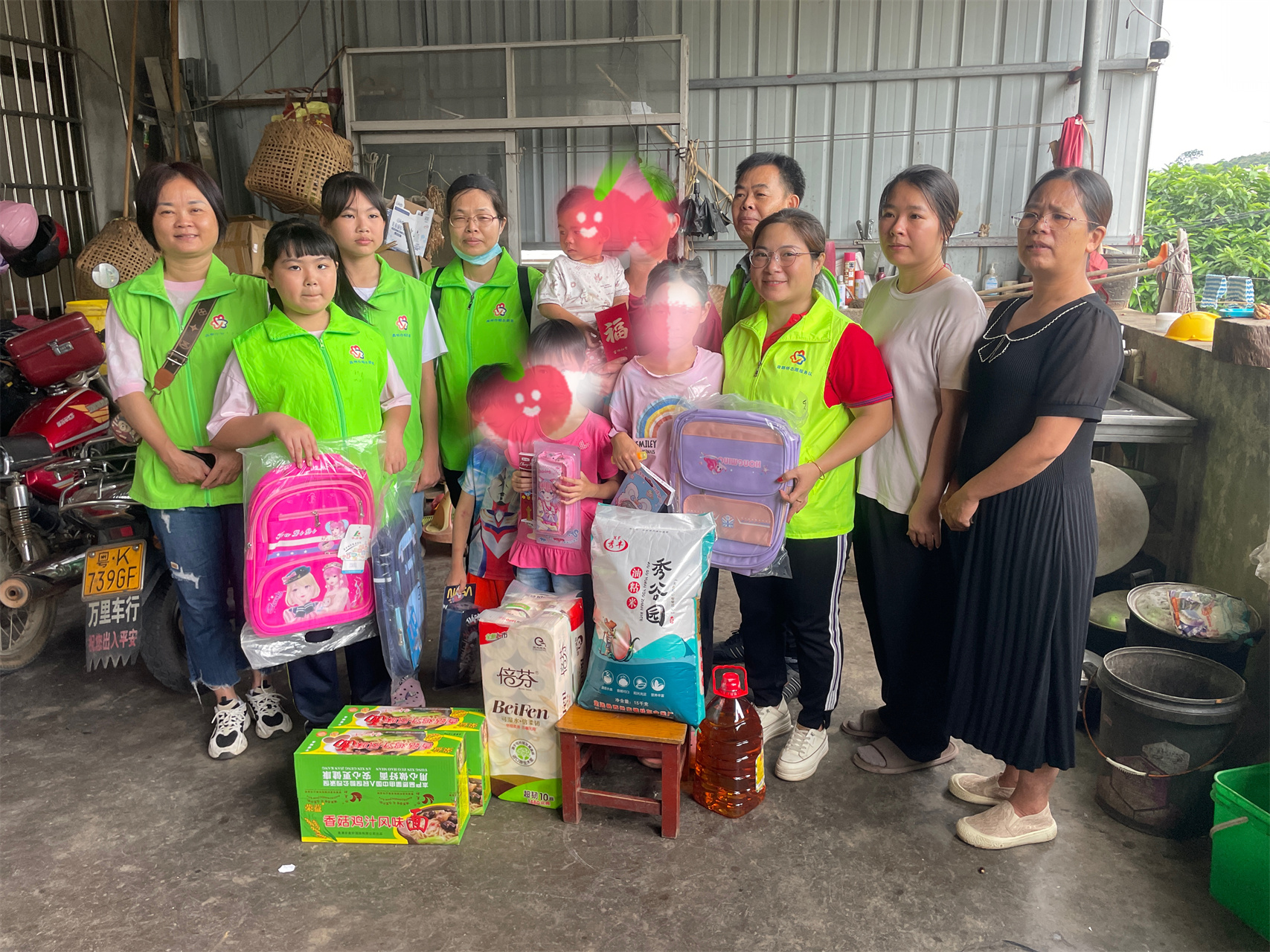 高州市巾帼志愿者协会宣传部开展“心手相牵 快乐成长”关爱困境儿童志愿活动-7.jpg
