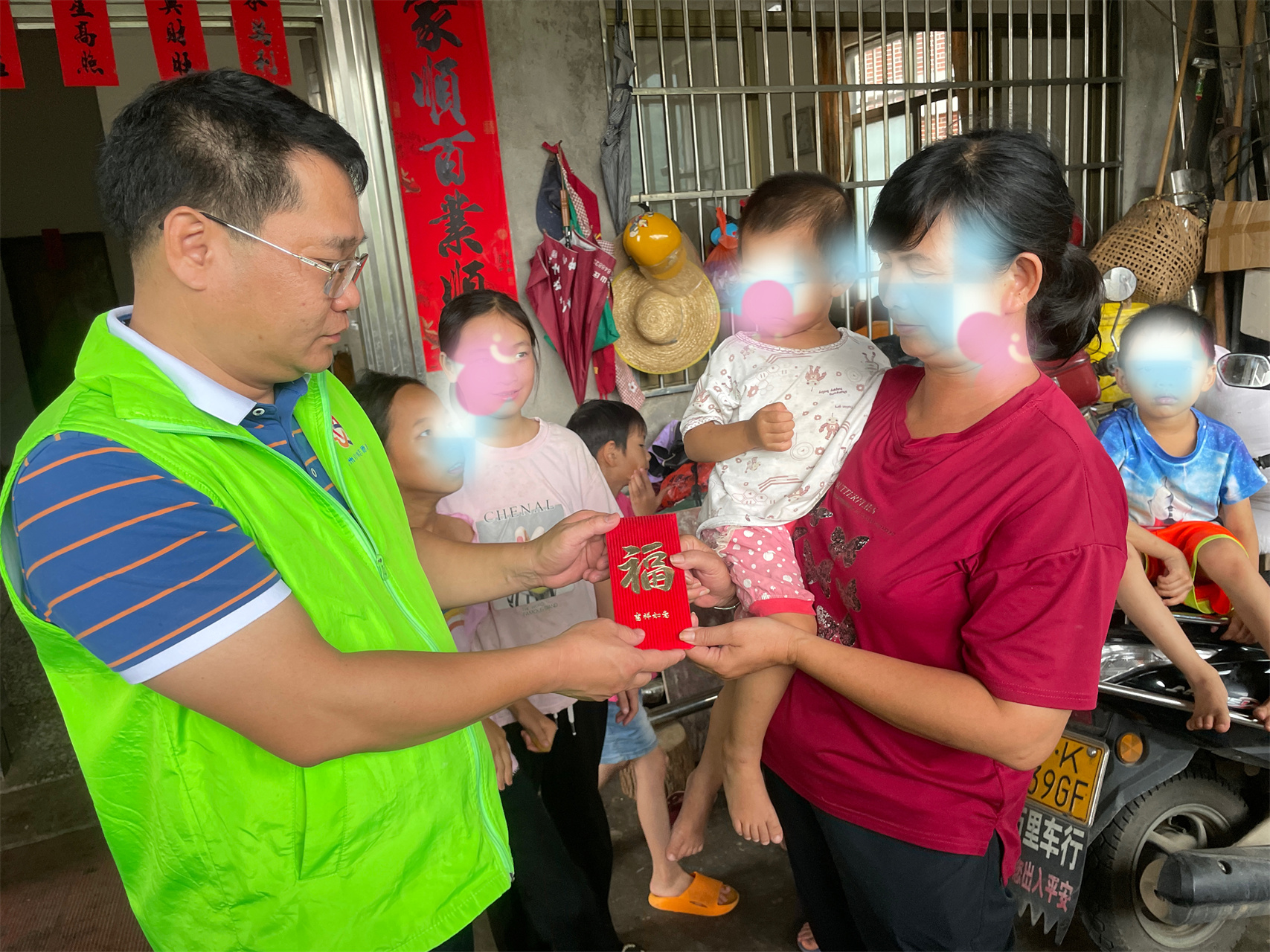高州市巾帼志愿者协会宣传部开展“心手相牵 快乐成长”关爱困境儿童志愿活动-6.jpg