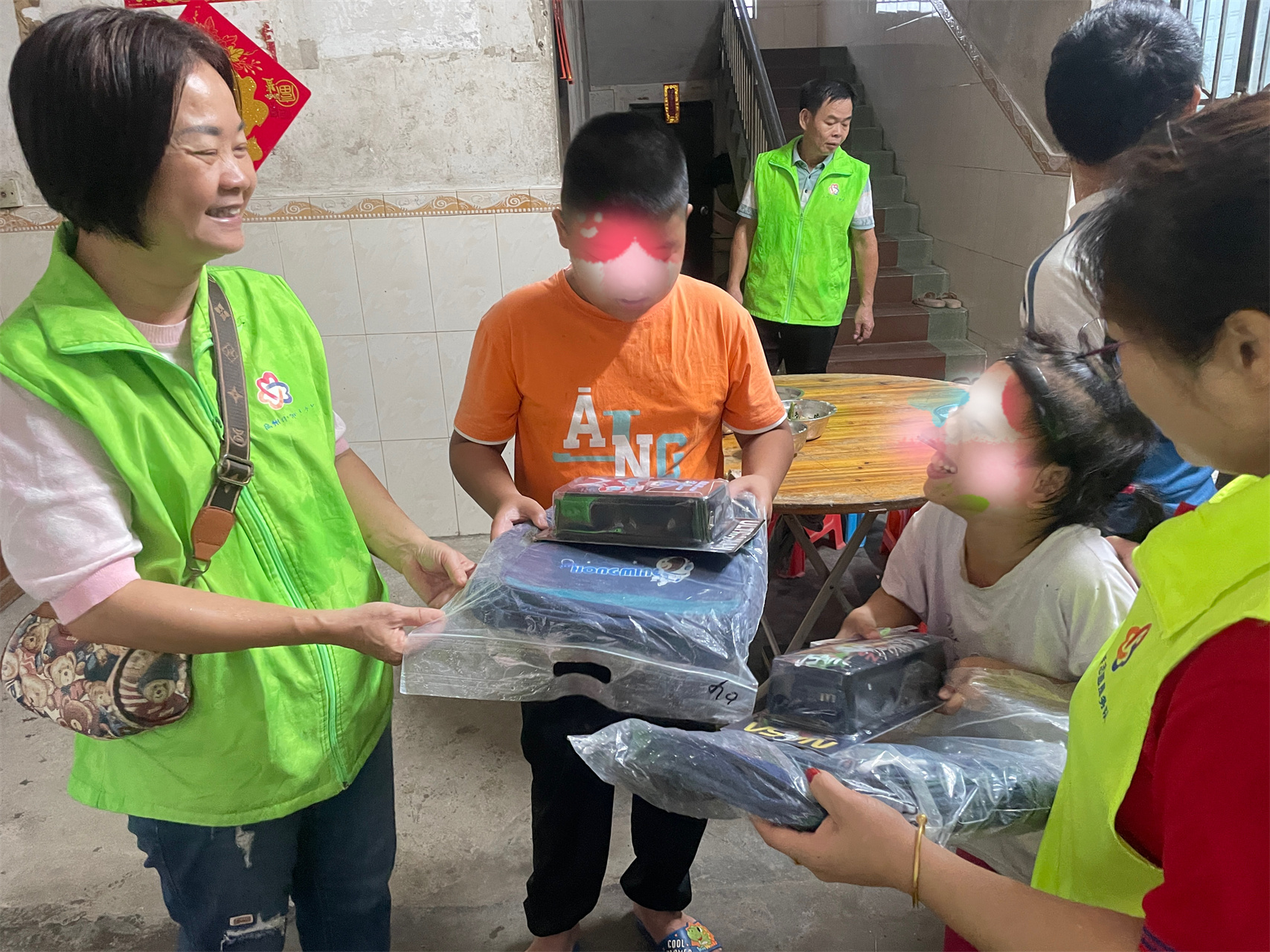 高州市巾帼志愿者协会宣传部开展“心手相牵 快乐成长”关爱困境儿童志愿活动-8.jpg