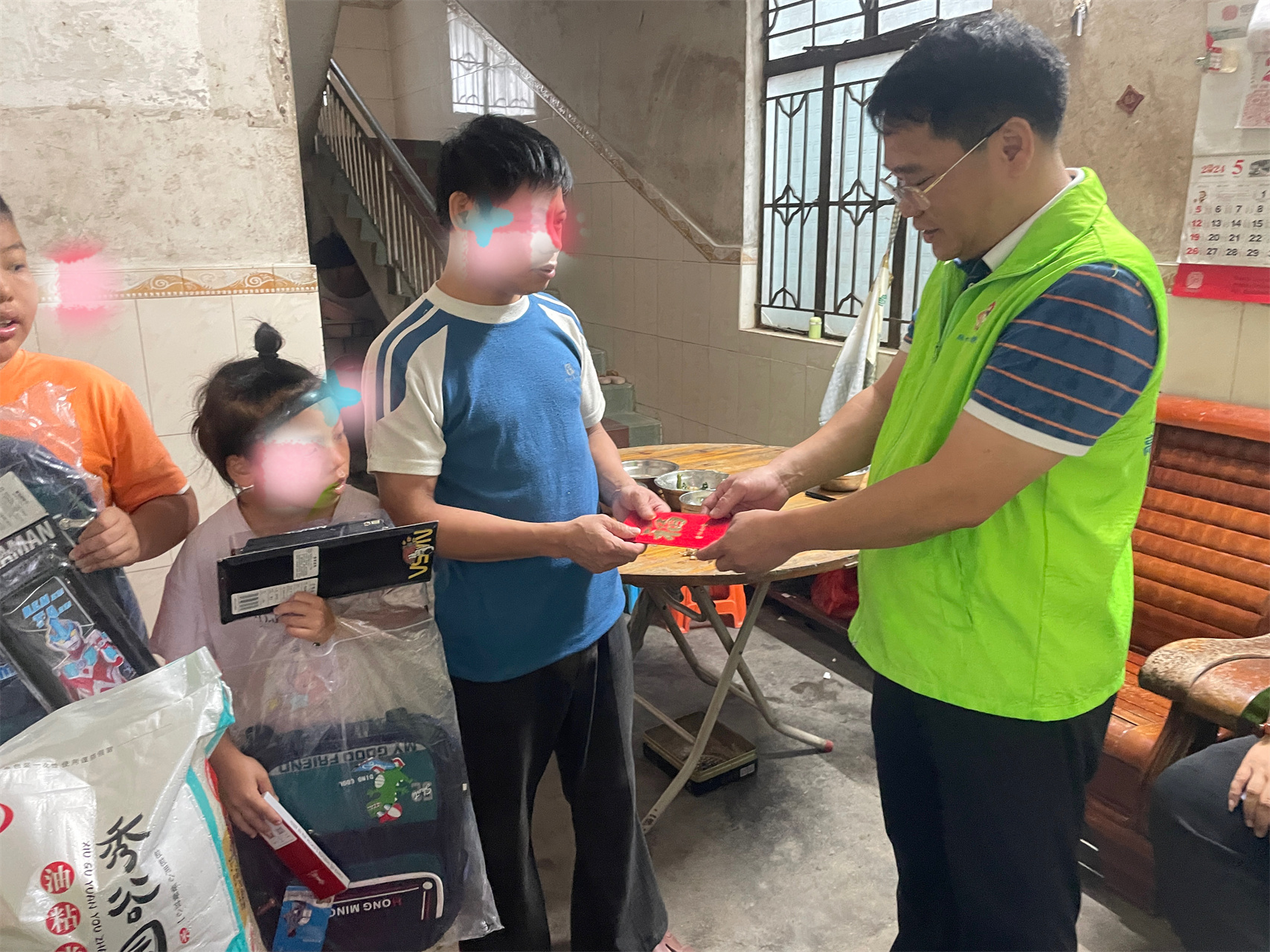 高州市巾帼志愿者协会宣传部开展“心手相牵 快乐成长”关爱困境儿童志愿活动-9.jpg