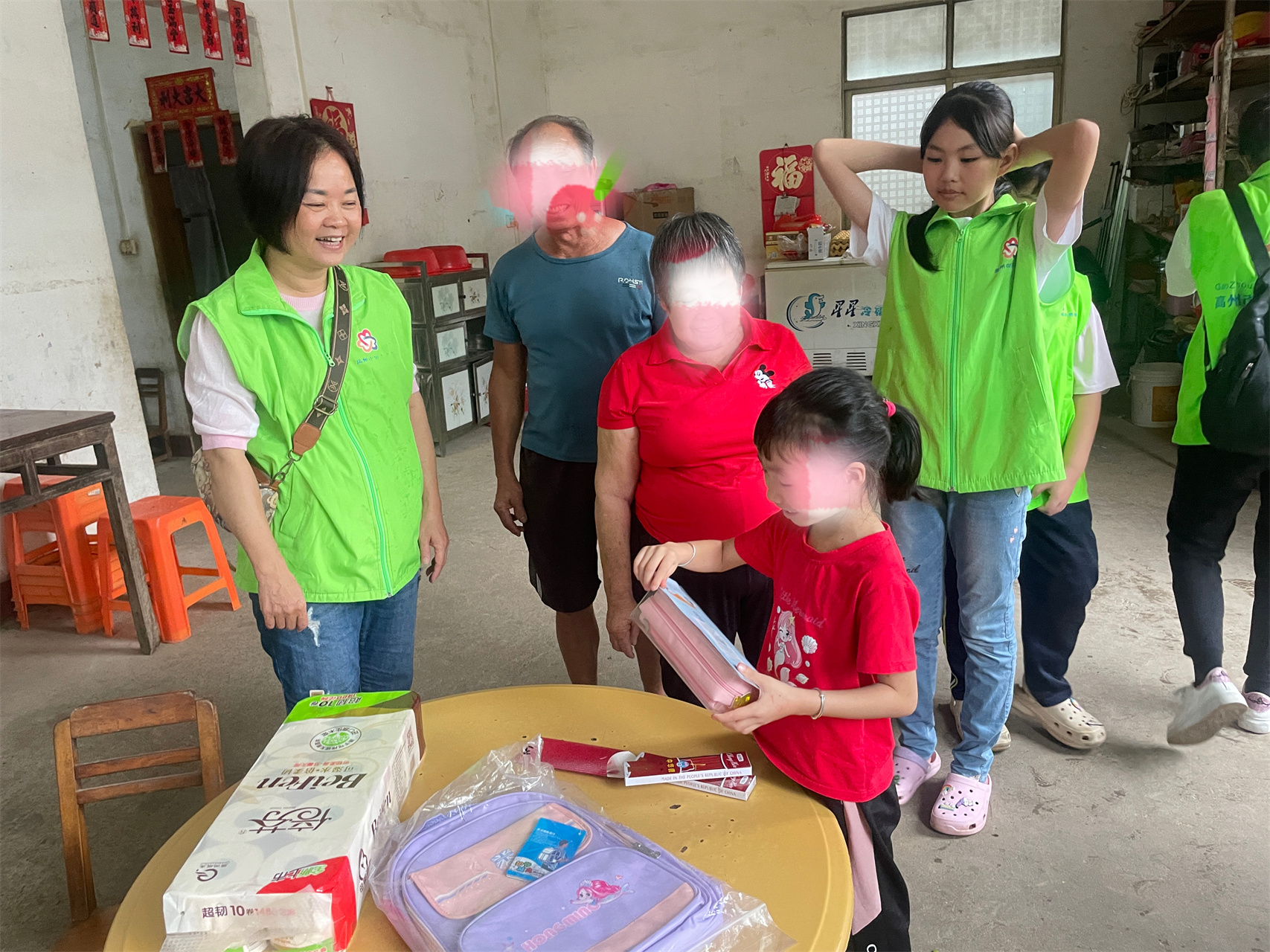 高州市巾帼志愿者协会宣传部开展“心手相牵 快乐成长”关爱困境儿童志愿活动-15.jpg