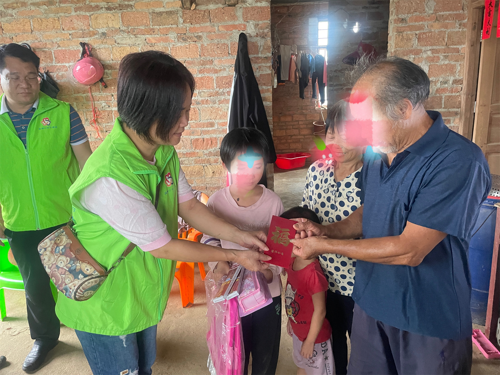 高州市巾帼志愿者协会宣传部开展“心手相牵 快乐成长”关爱困境儿童志愿活动-13.jpg