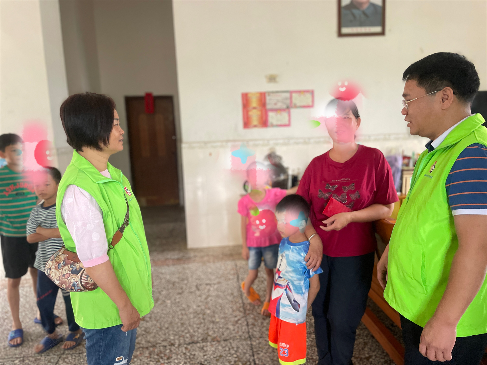 高州市巾帼志愿者协会宣传部开展“心手相牵 快乐成长”关爱困境儿童志愿活动-12.jpg