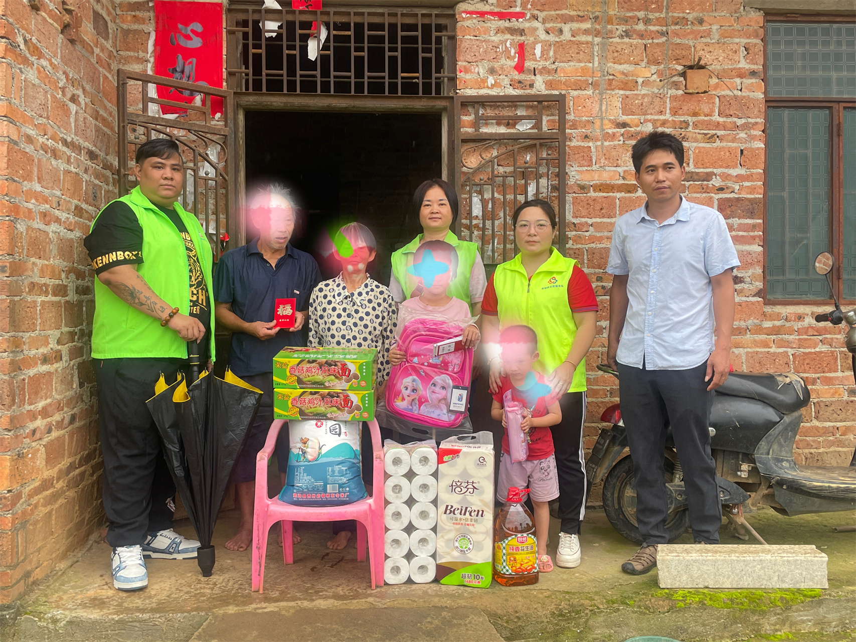 高州市巾帼志愿者协会宣传部开展“心手相牵 快乐成长”关爱困境儿童志愿活动-16.jpg