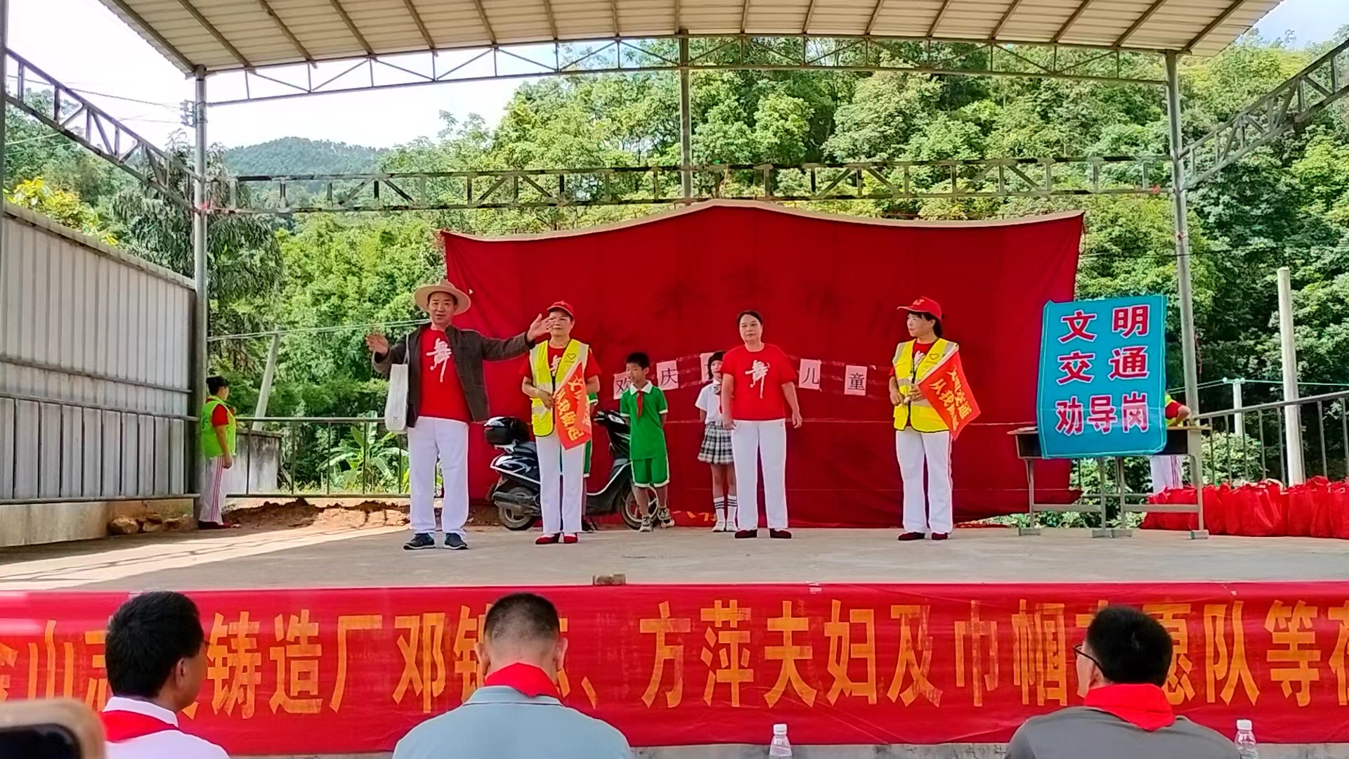 高州市巾帼志愿者协会青松志愿服务总队开展《关爱暧童心·温情伴成长》“六一”节前慰问活动-13.jpg