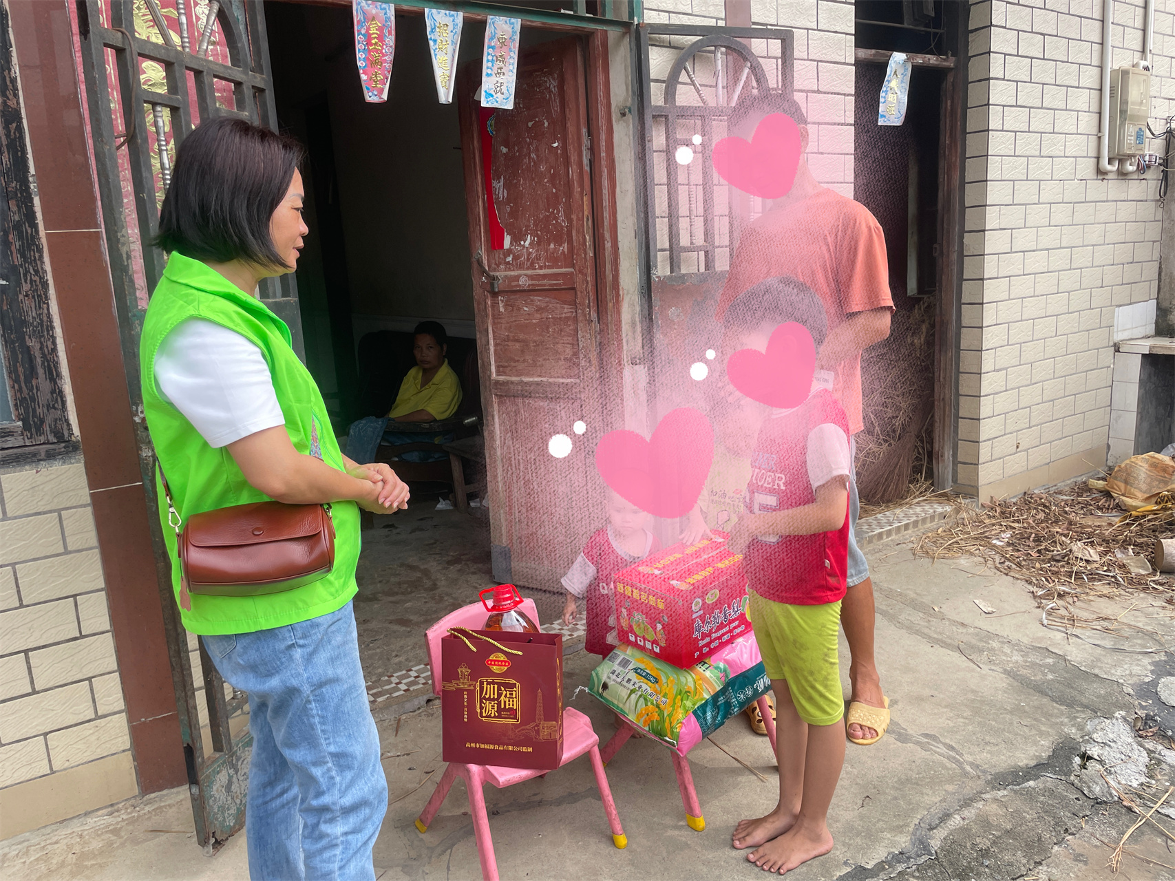 情暖中秋 与爱同行--高州市巾帼志愿者协会宣传部走访慰问困难家庭-8.jpg
