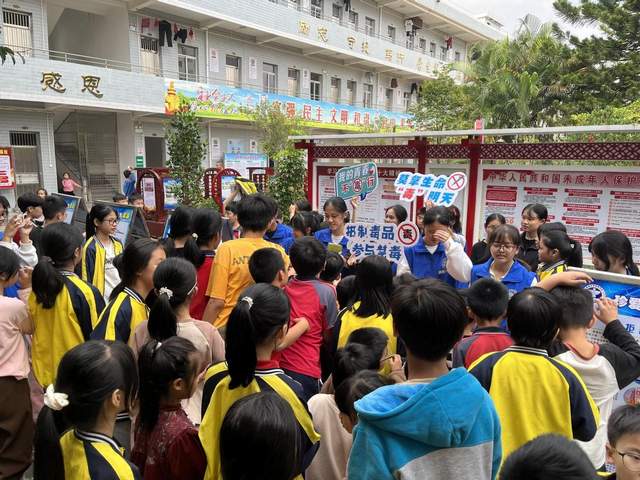 弘扬宪法精神 普及禁毒知识-8.jpg