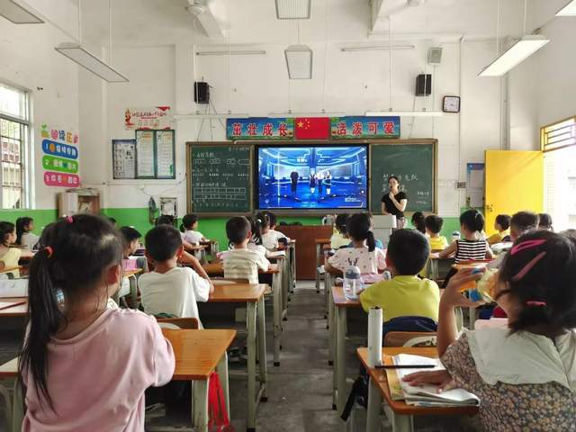 禁毒宣传入校园 师生共筑无毒环境-3.jpg