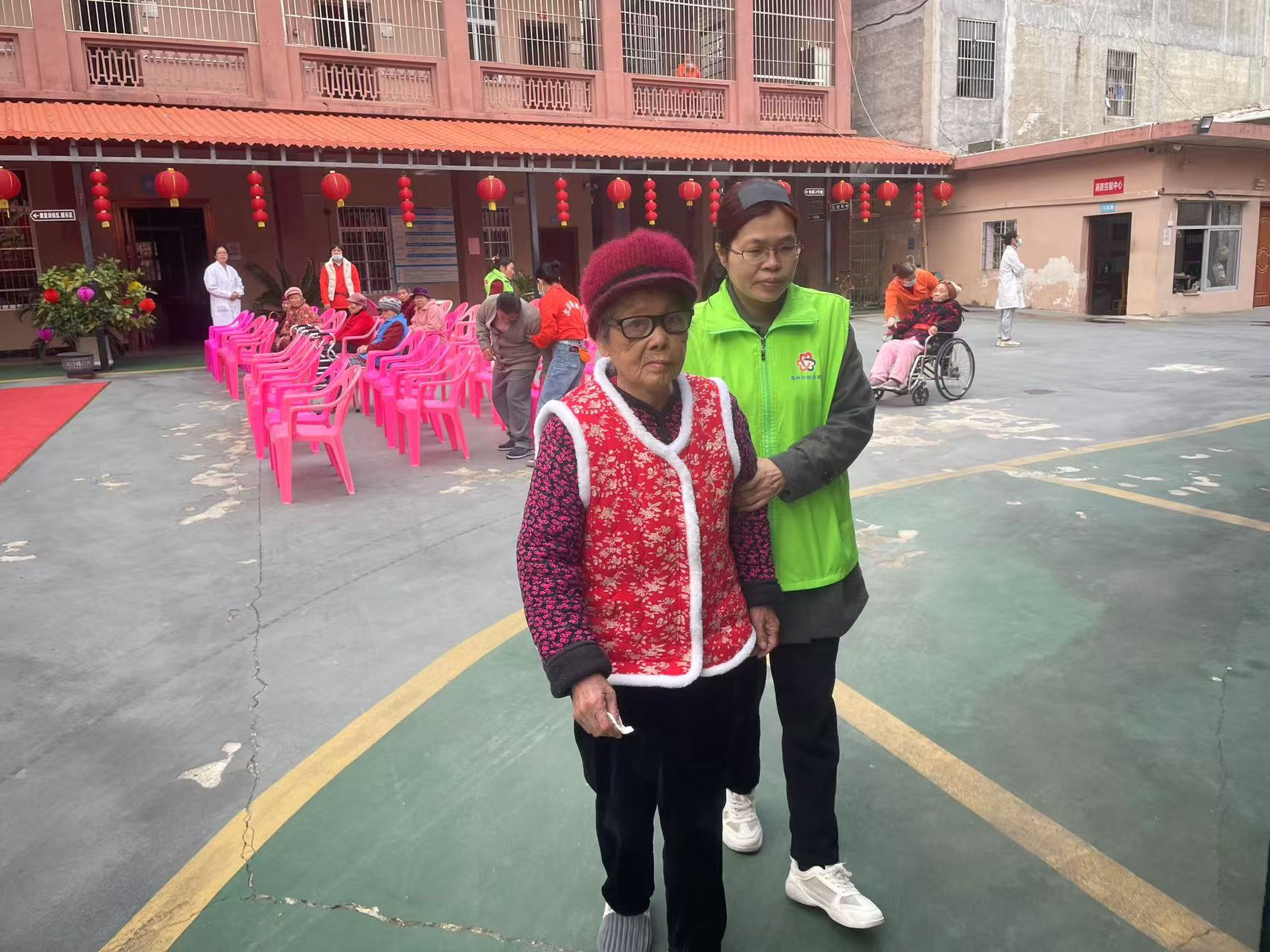 高州市巾帼志愿者协会宣传部联合喜鹊桥志愿服务总队携手北街颐养院开展老少同乐“庆元旦 迎新年”文艺活动-3.jpg