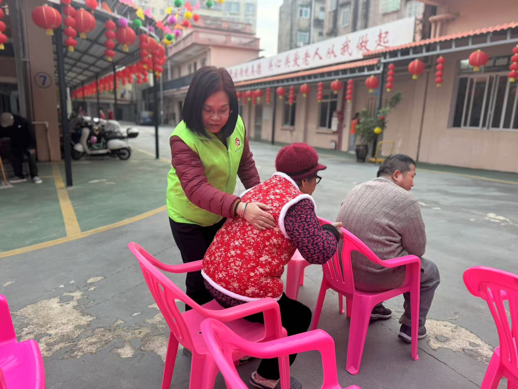 高州市巾帼志愿者协会宣传部联合喜鹊桥志愿服务总队携手北街颐养院开展老少同乐“庆元旦 迎新年”文艺活动-7.jpg