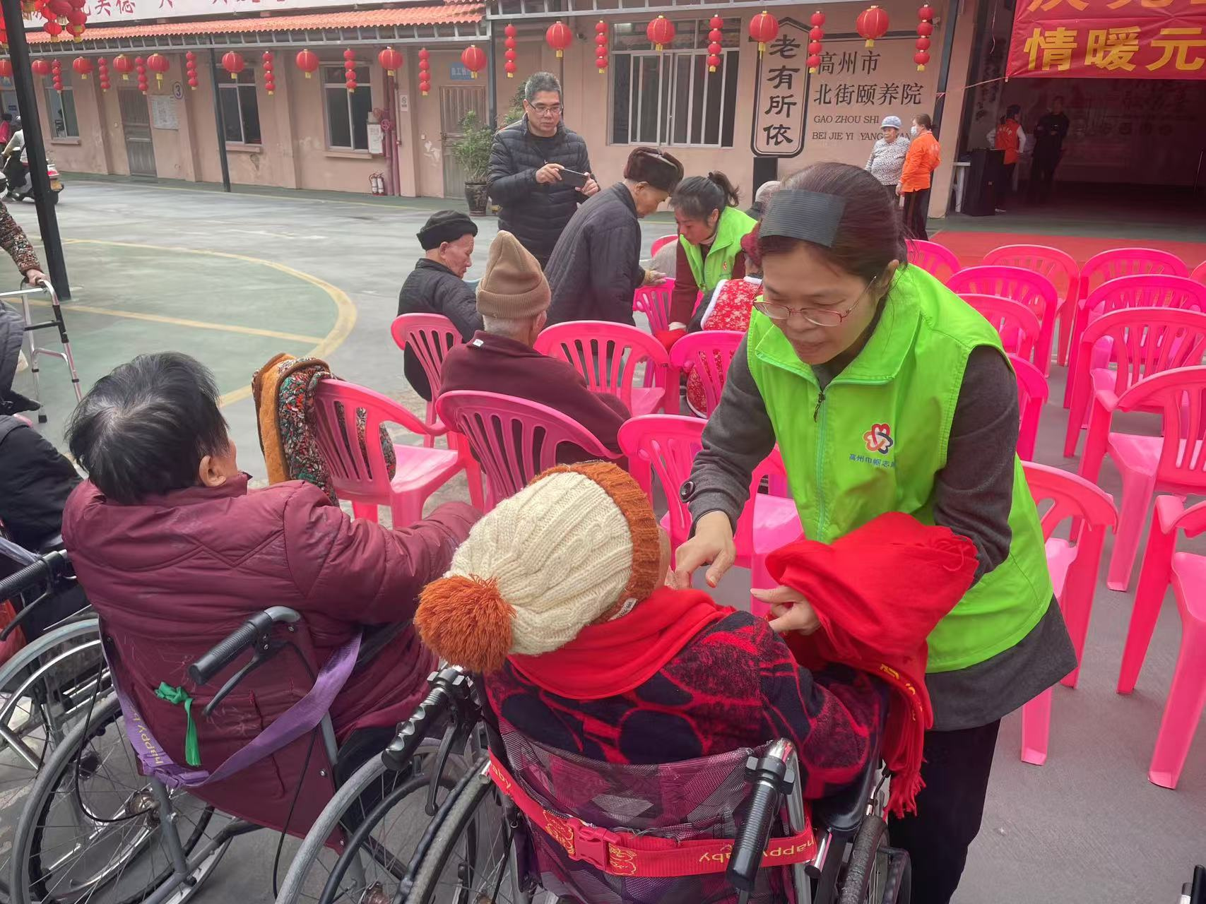 高州市巾帼志愿者协会宣传部联合喜鹊桥志愿服务总队携手北街颐养院开展老少同乐“庆元旦 迎新年”文艺活动-10.jpg
