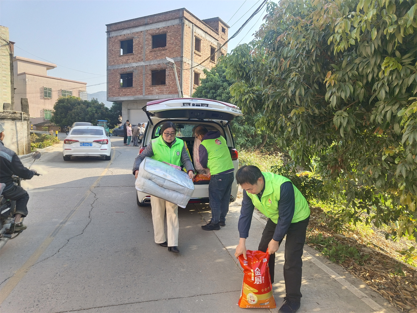 高州市巾帼志愿者协会宣传部开展“寒冬走访送温暖，新春慰问暖人心”春节前慰问困难学生家庭的志愿者服务活动-2.jpg