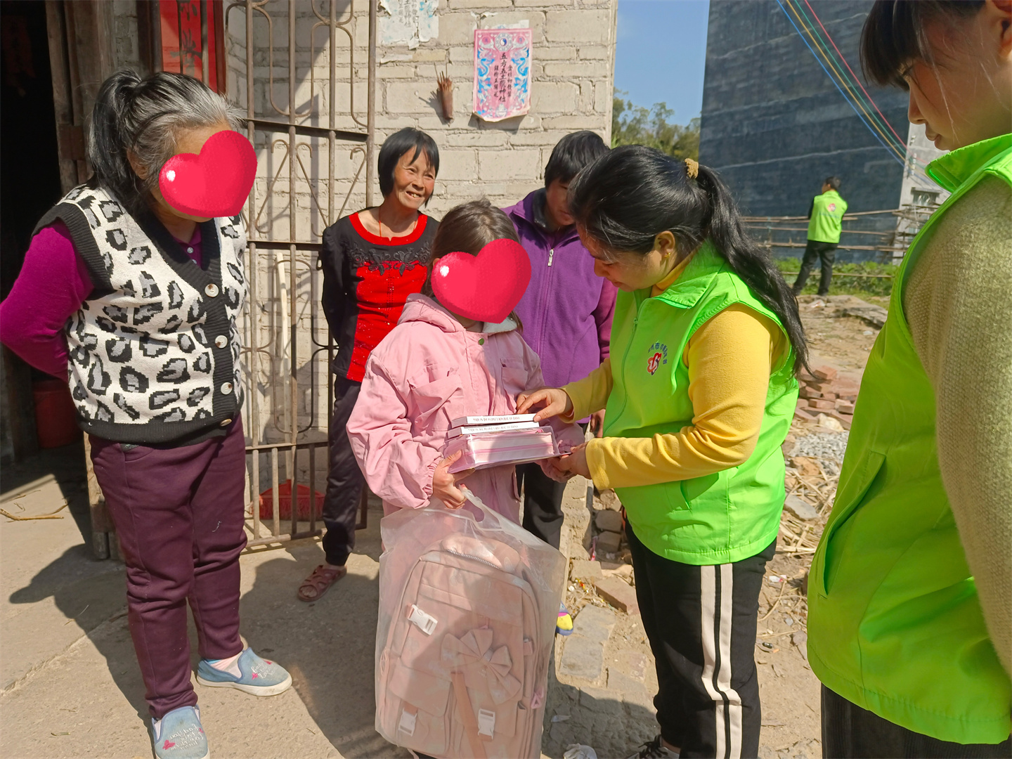 高州市巾帼志愿者协会宣传部开展“寒冬走访送温暖，新春慰问暖人心”春节前慰问困难学生家庭的志愿者服务活动-16.jpg
