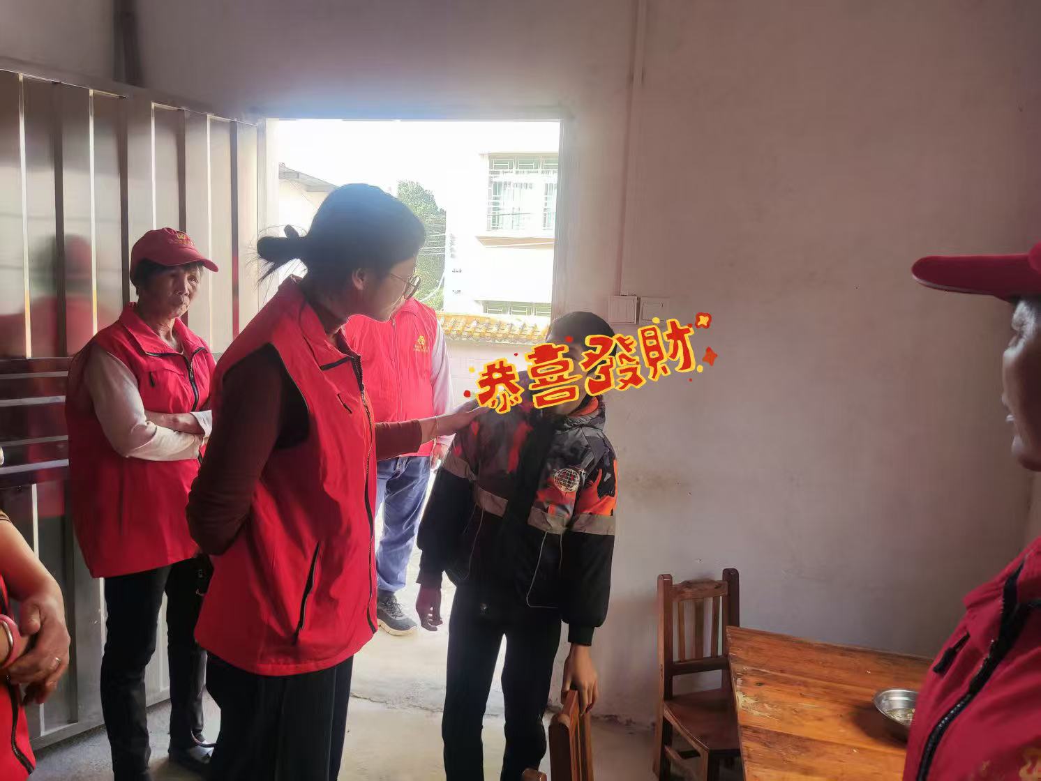 高州市东岸镇巾帼志愿服务队开展“寒冬慰问送温暖”的志愿活动-1.jpg