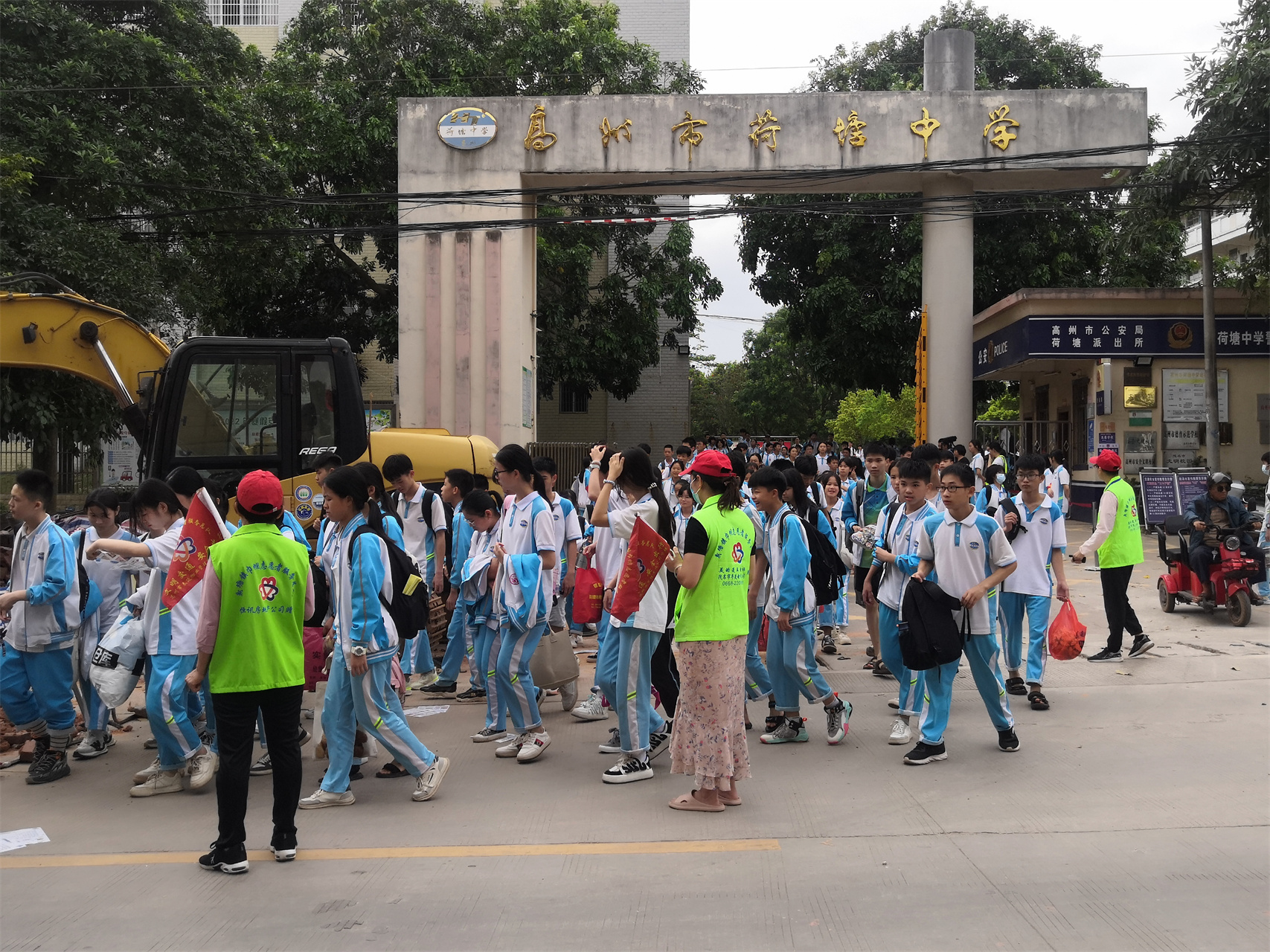 荷塘镇巾帼志愿队：“护苗行动” 守护学生平安路-1.jpg