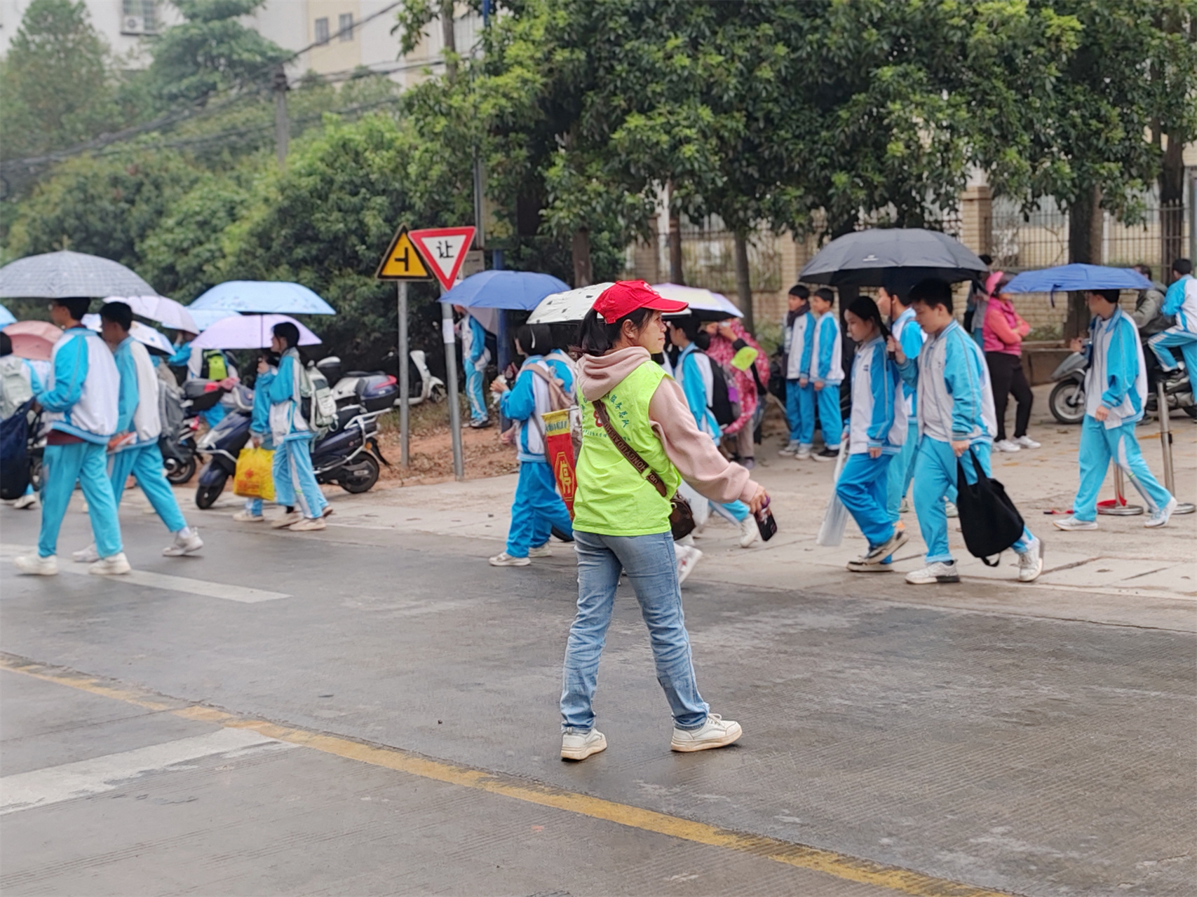 荷塘镇巾帼志愿队：“护苗行动” 守护学生平安路-7.jpg