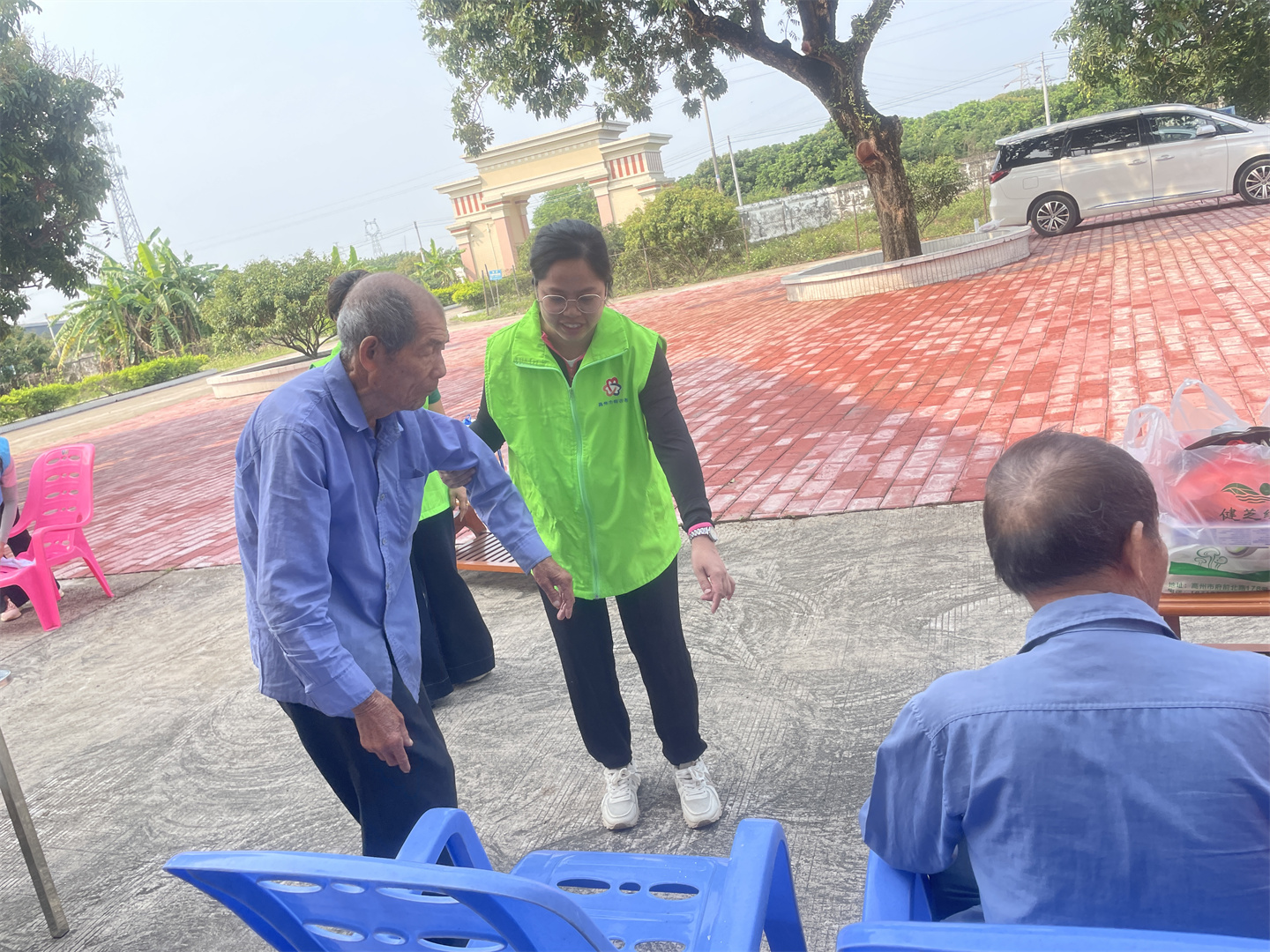 高州市巾帼志愿者协会宣传部开展“情暖夕阳红 亲近老人心”五一国际劳动节前夕慰问活动-4.jpg