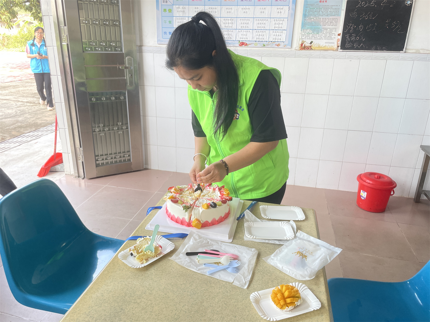 高州市巾帼志愿者协会宣传部开展“情暖夕阳红 亲近老人心”五一国际劳动节前夕慰问活动-6.jpg