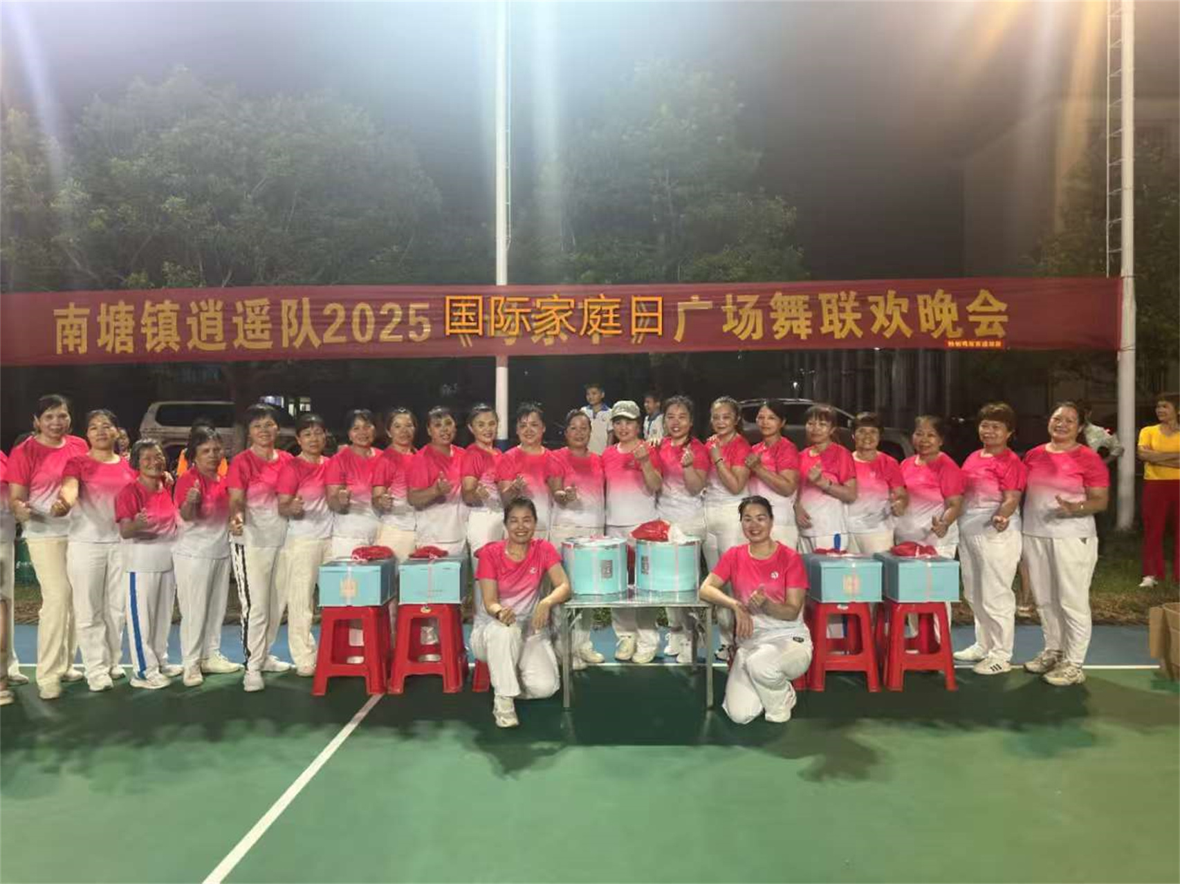 舞动芳华庆家睦 感恩母爱暖南塘——高州市南塘镇举办国际家庭日主题广场舞联欢晚会-2.jpg