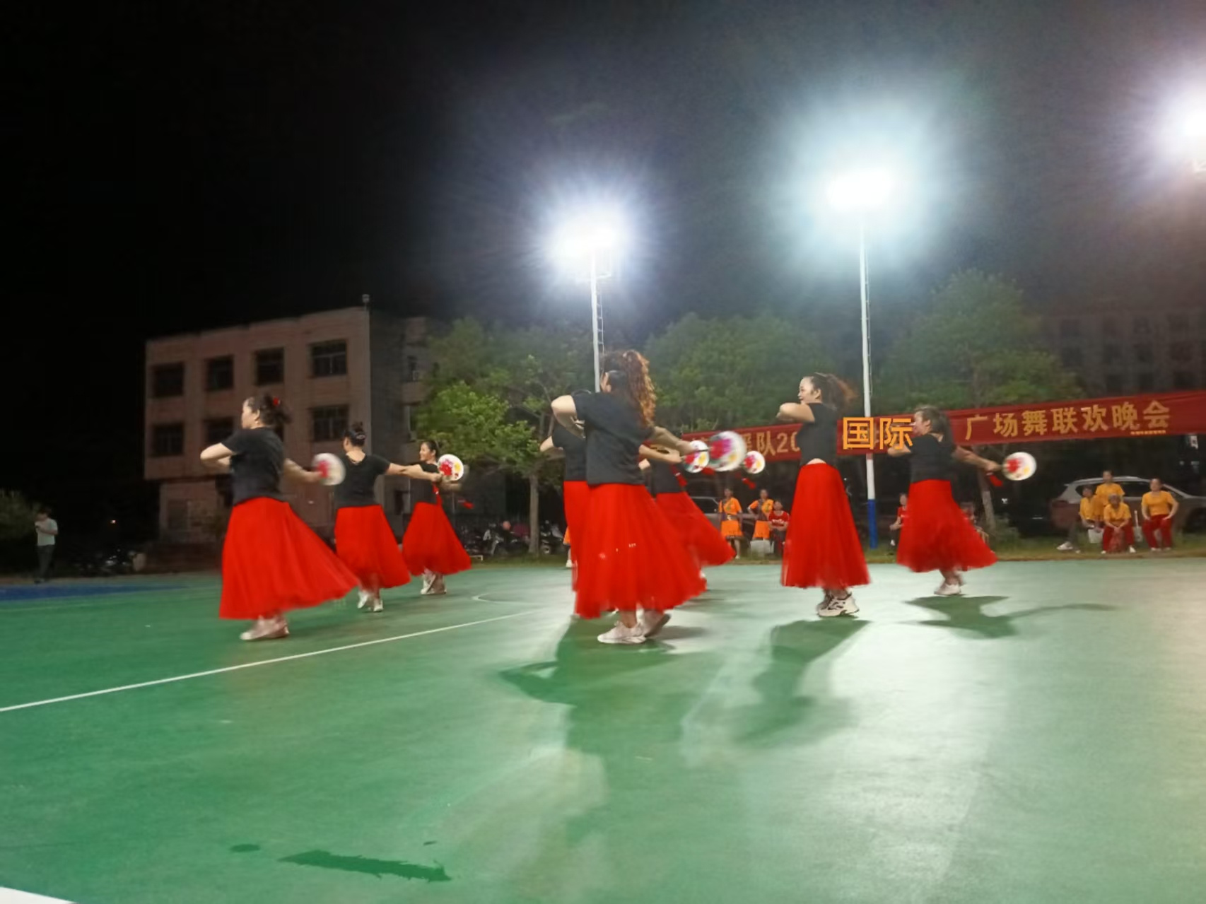 舞动芳华庆家睦 感恩母爱暖南塘——高州市南塘镇举办国际家庭日主题广场舞联欢晚会-4.jpg