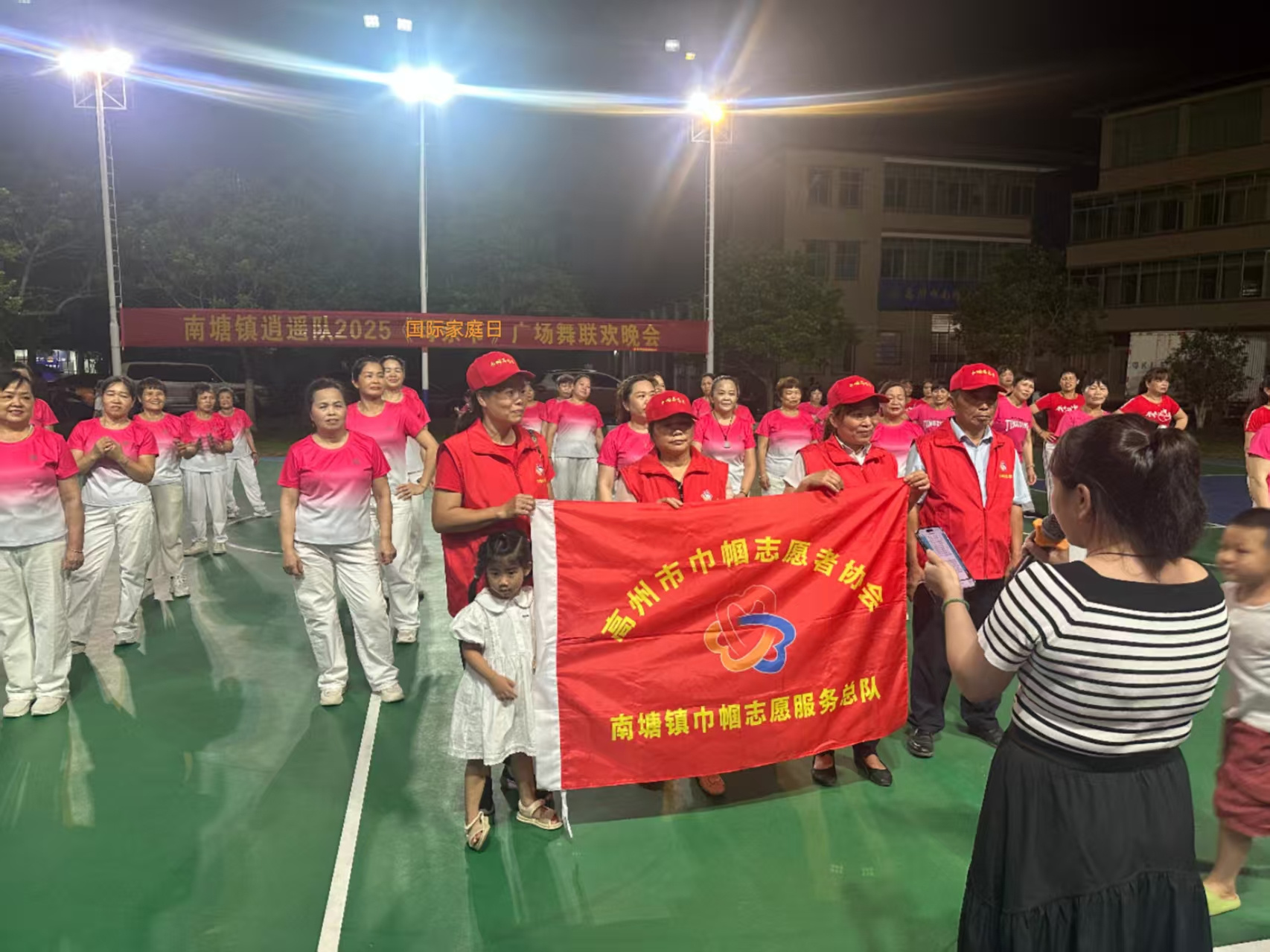 舞动芳华庆家睦 感恩母爱暖南塘——高州市南塘镇举办国际家庭日主题广场舞联欢晚会-3.jpg
